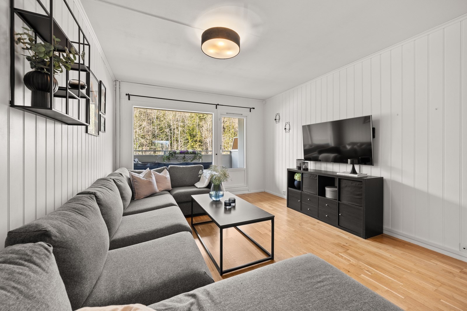 Stuen har lyse overflater og parkett på gulv Galleribilde