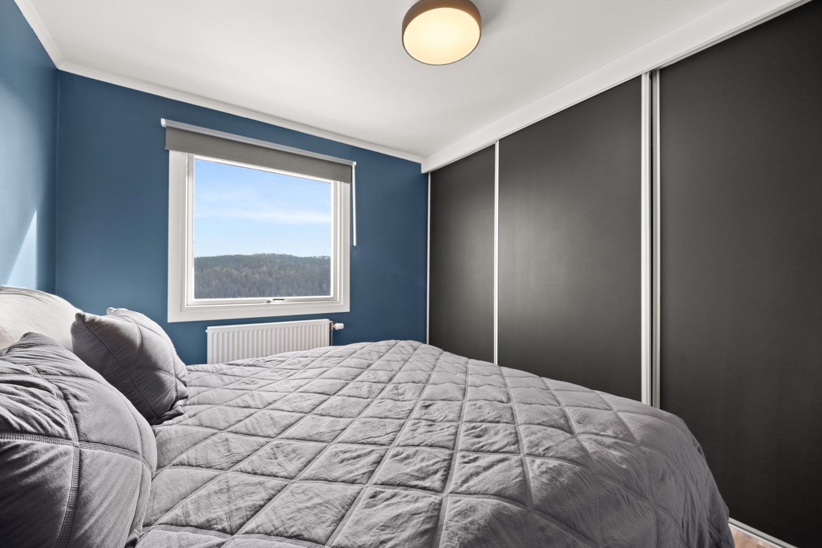 Romslig skyvedørsgarderobe Galleribilde