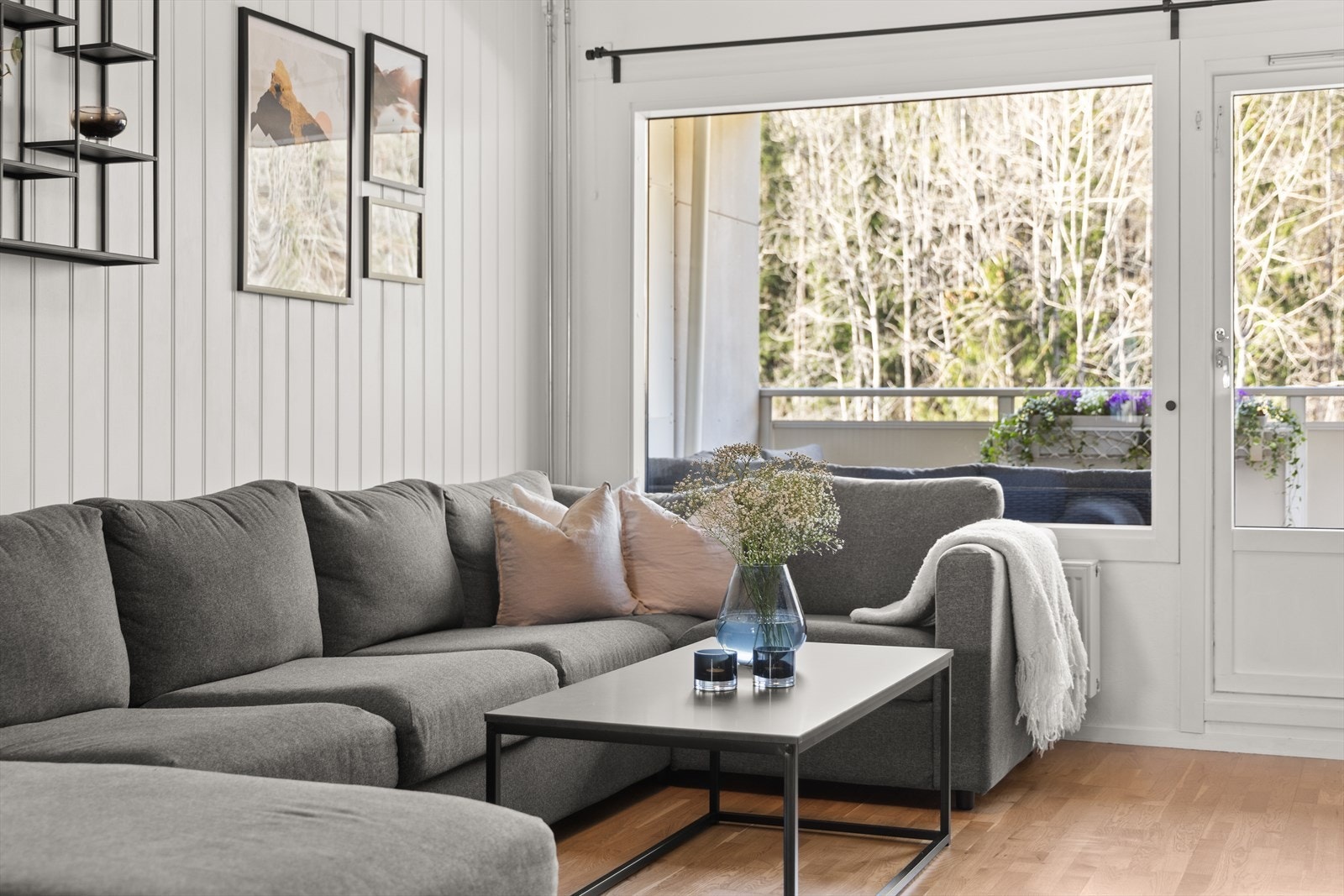 Store vindusflater bidrar til godt med naturlig lys Galleribilde