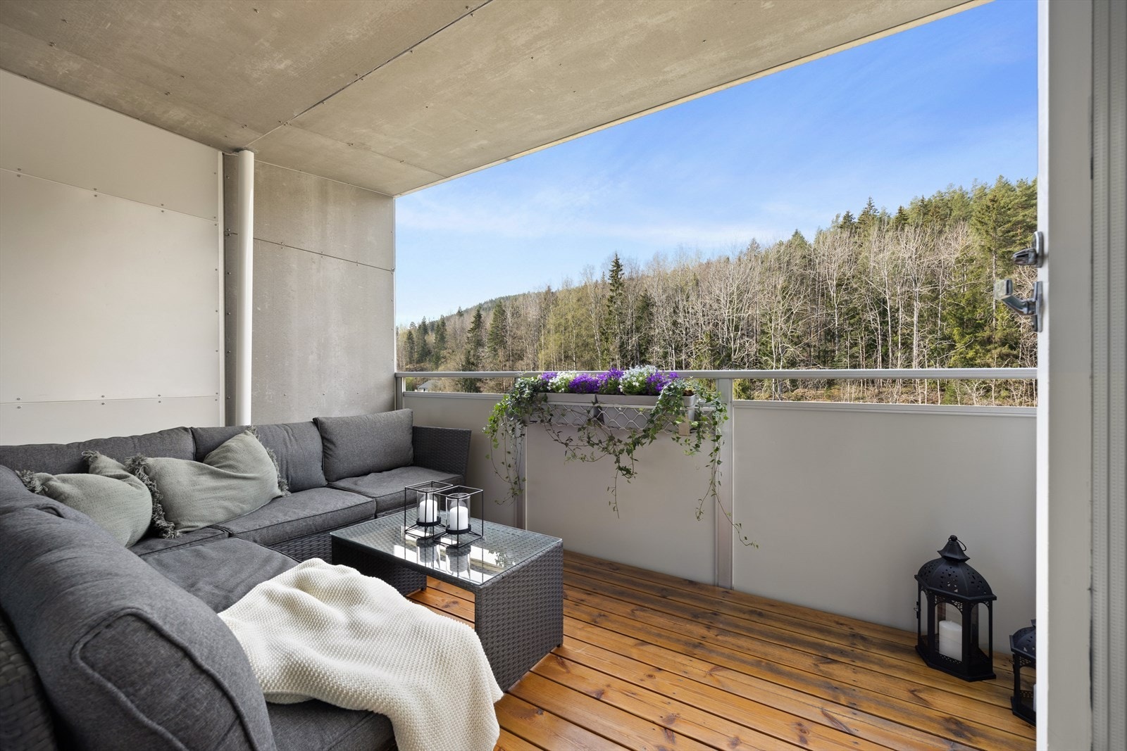 Hyggelig utsikt mot marka fra balkongen Galleribilde