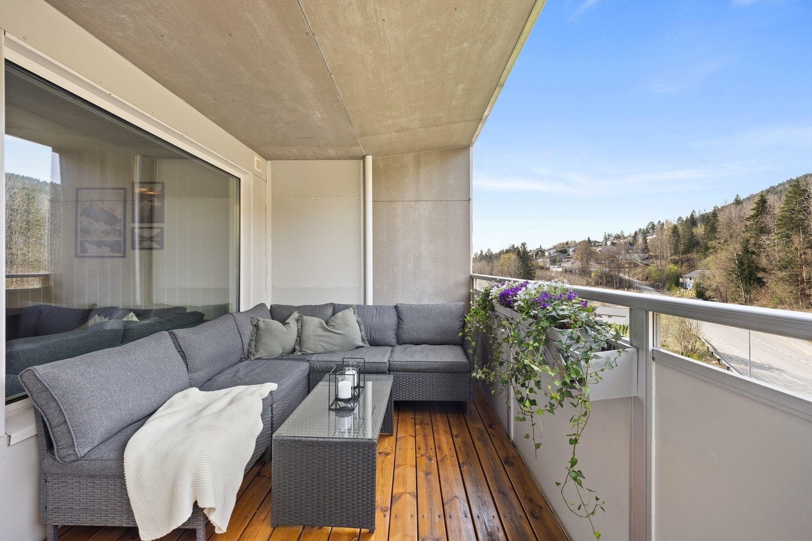 Dette er en lys og pen 3-roms leilighet med overbygd balkong og fin utsikt Galleribilde