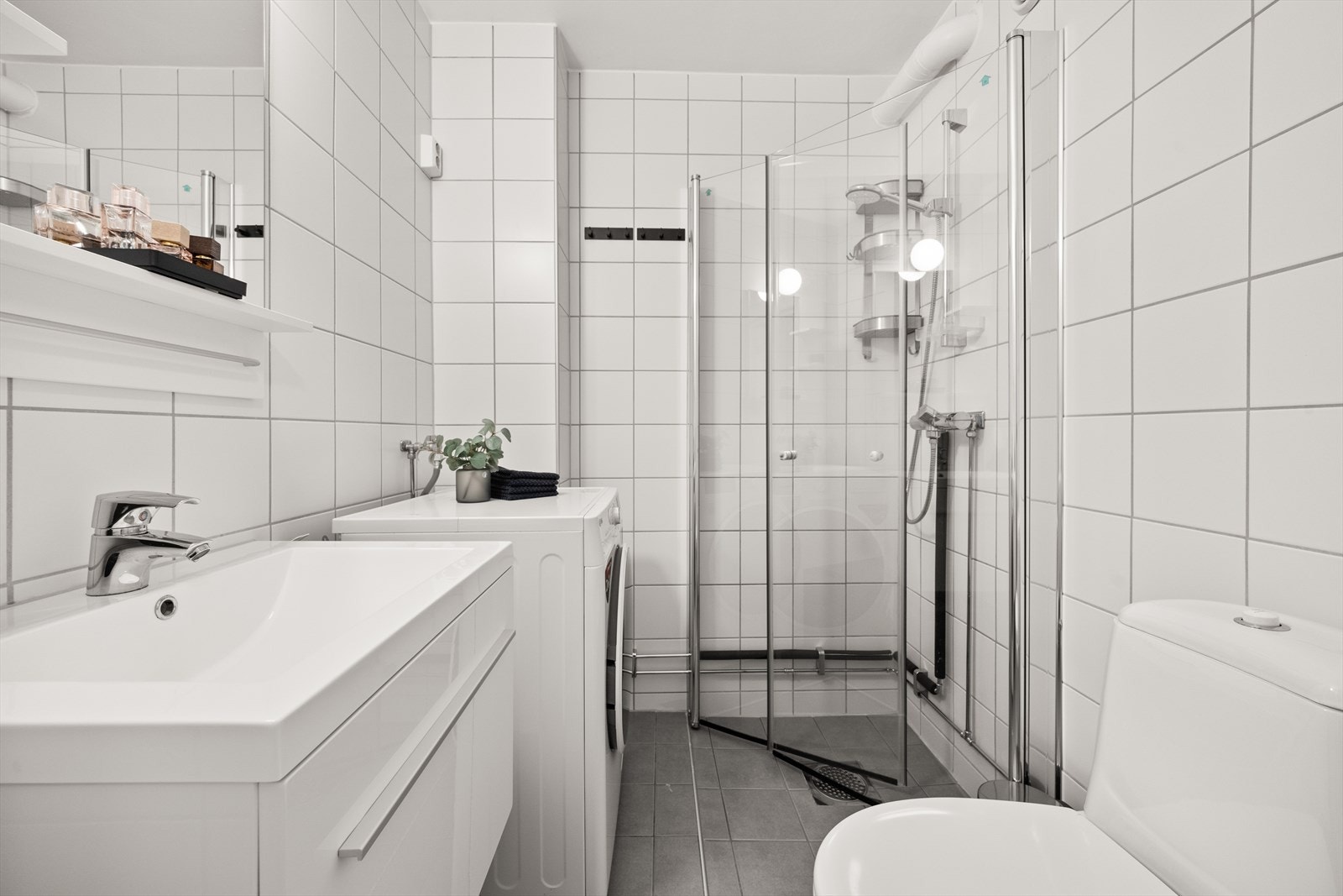 Pent flislagt bad med varmekabler, renovert i 2017 i regi av borettslaget Galleribilde