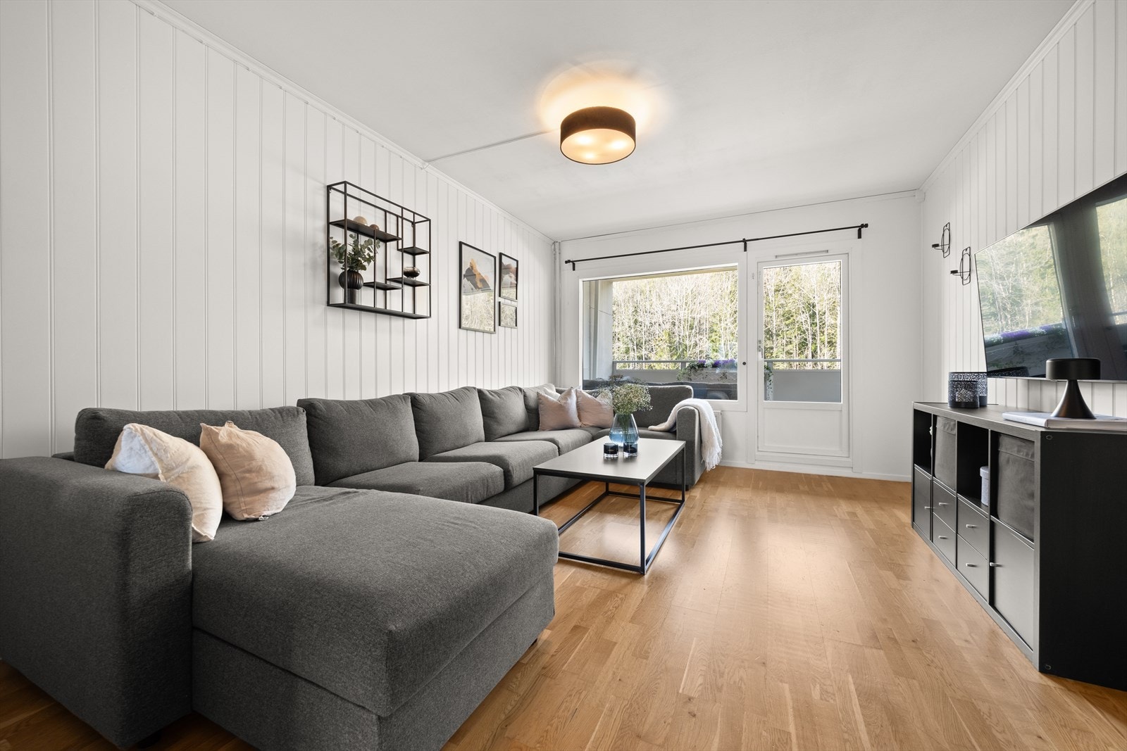 Leiligheten inneholder stor stue, kjøkken, 2 soverom og bad Galleribilde