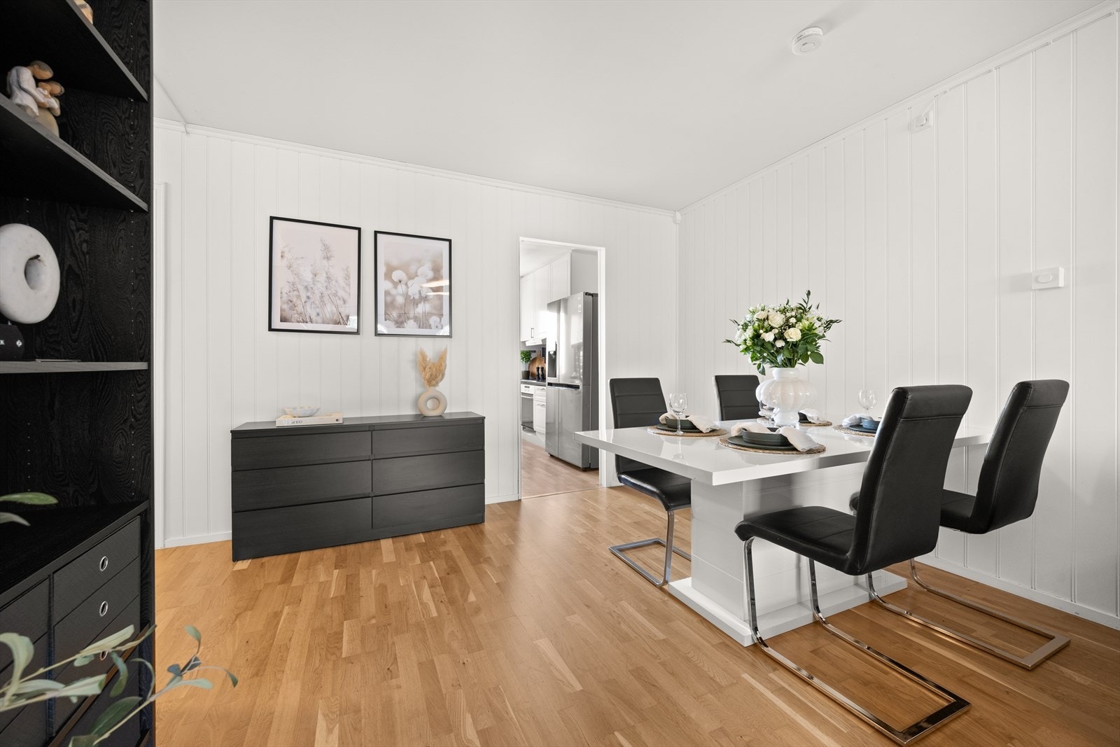 God plass for spisegruppe i tilknytning til kjøkkenet Galleribilde