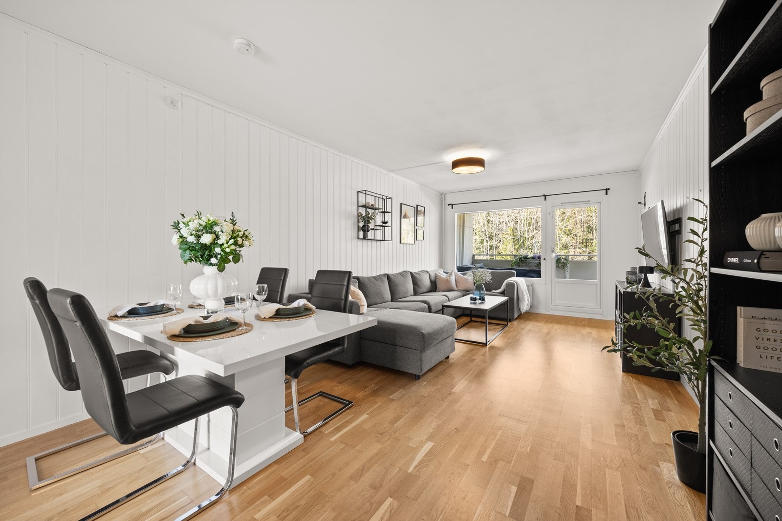 Lys og fin stue med god plass til sofagruppe og spisemøblement Galleribilde