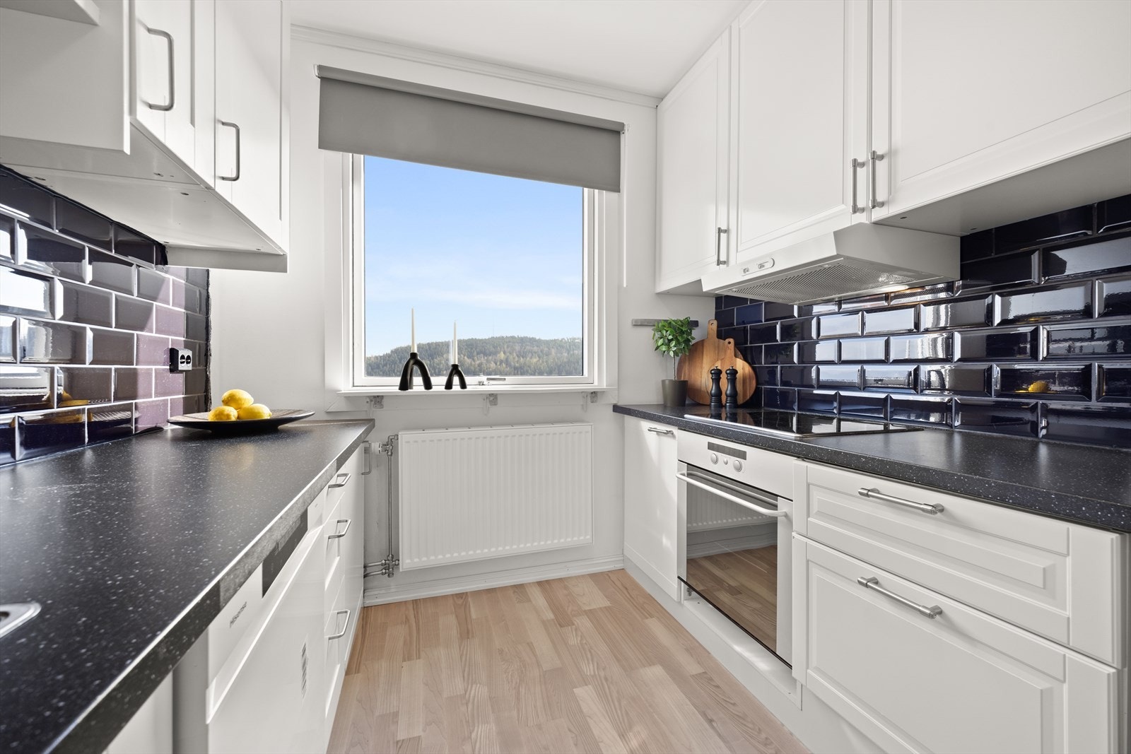 Kjøkkenet er utstyrt med frittstående hvitevarer som oppvaskmaskin, kjøl/fryseskap og integrerte komfyr/platetopp Galleribilde