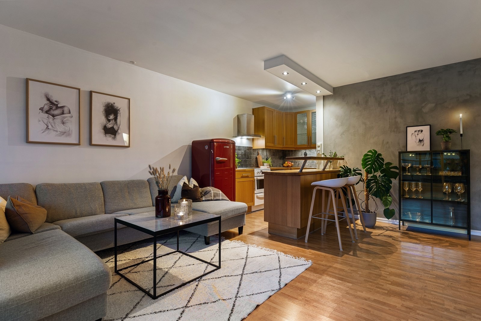Vegger og himling er holdt i lyse og moderne farger som gir et tidløst preg. Galleribilde