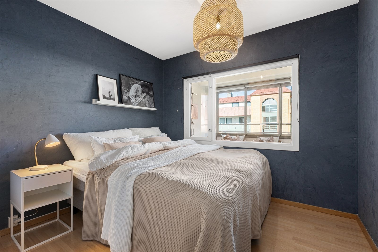 Leiligheten har et romslig og lunt soverom med plass til dobbeltseng og tilhørende møblement. Galleribilde