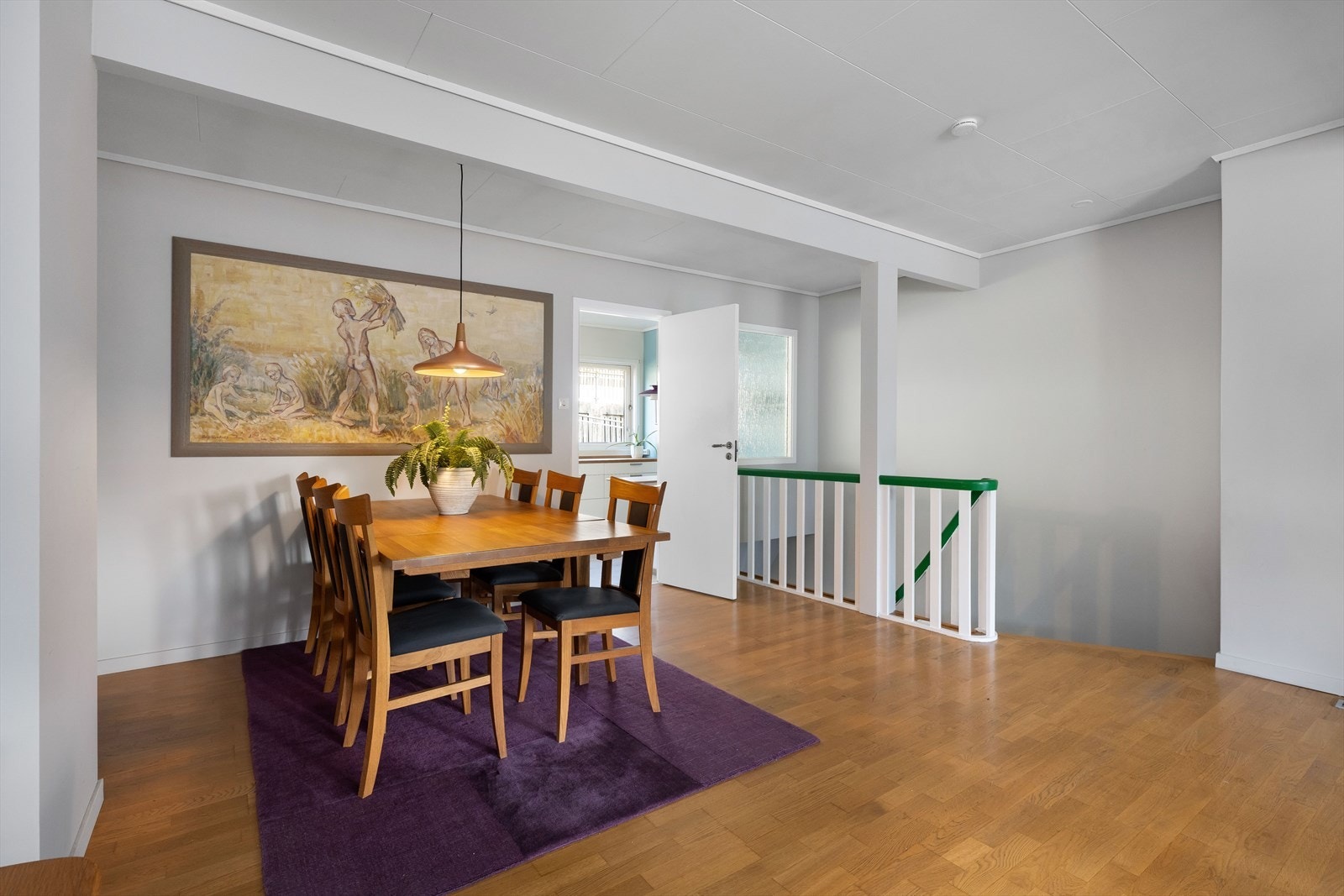 Spisestuen er praktisk plassert like ved kjøkkenet. Galleribilde