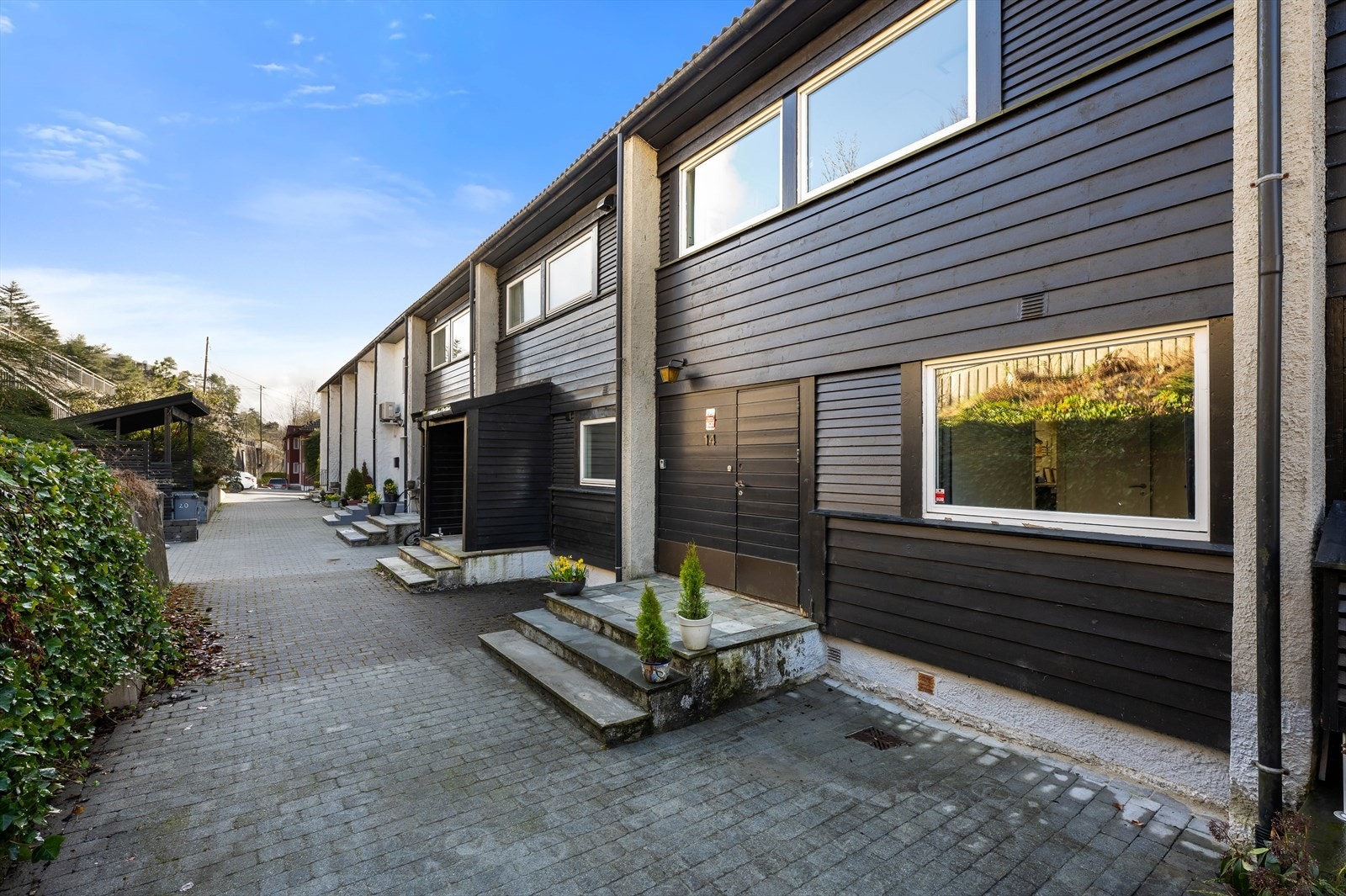 Pent opparbeidet inngangsparti med belegningsstein. Galleribilde