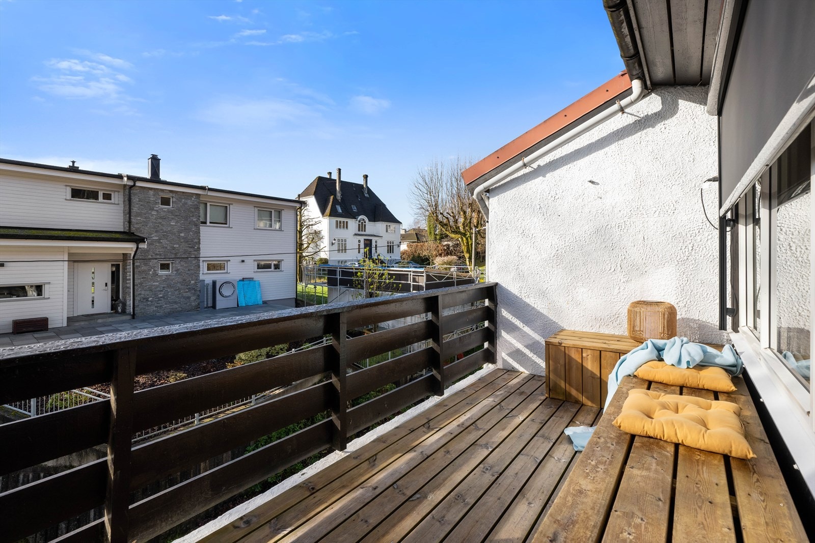 Nyere terrassedekke og benk. Galleribilde