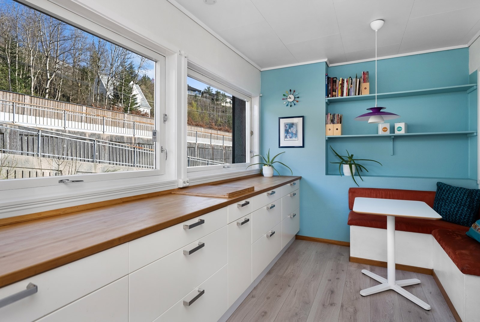 Store vindusflater sørger for godt med dagslys. Galleribilde