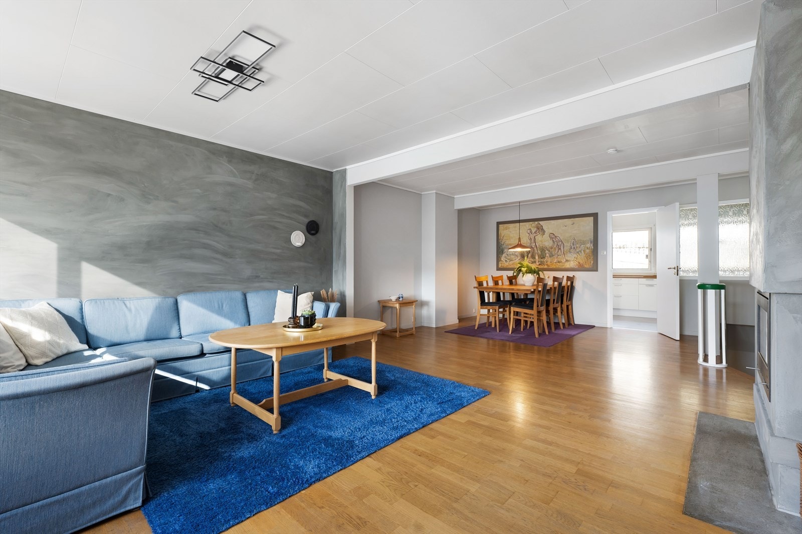 Veggene er malt i fine kontraster og det er parkett på gulv. Galleribilde