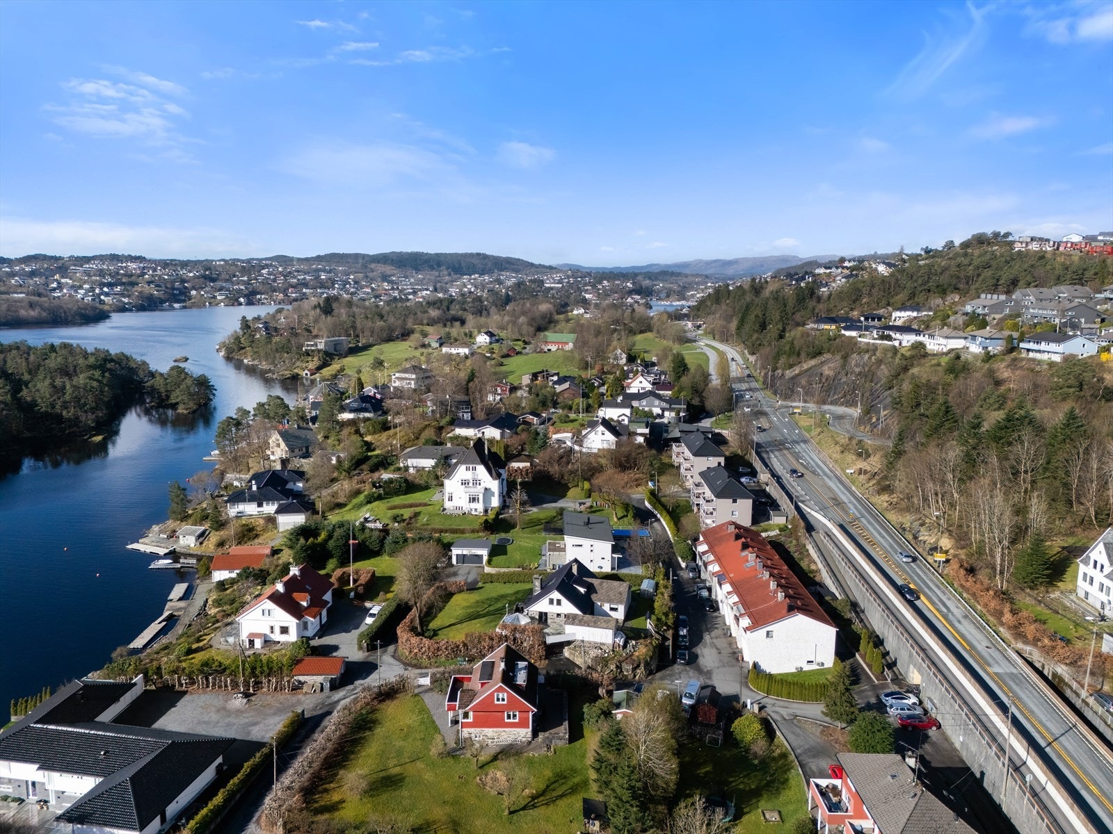 Attraktiv beliggenhet i et veletablert boligstrøk med eneboliger. Galleribilde