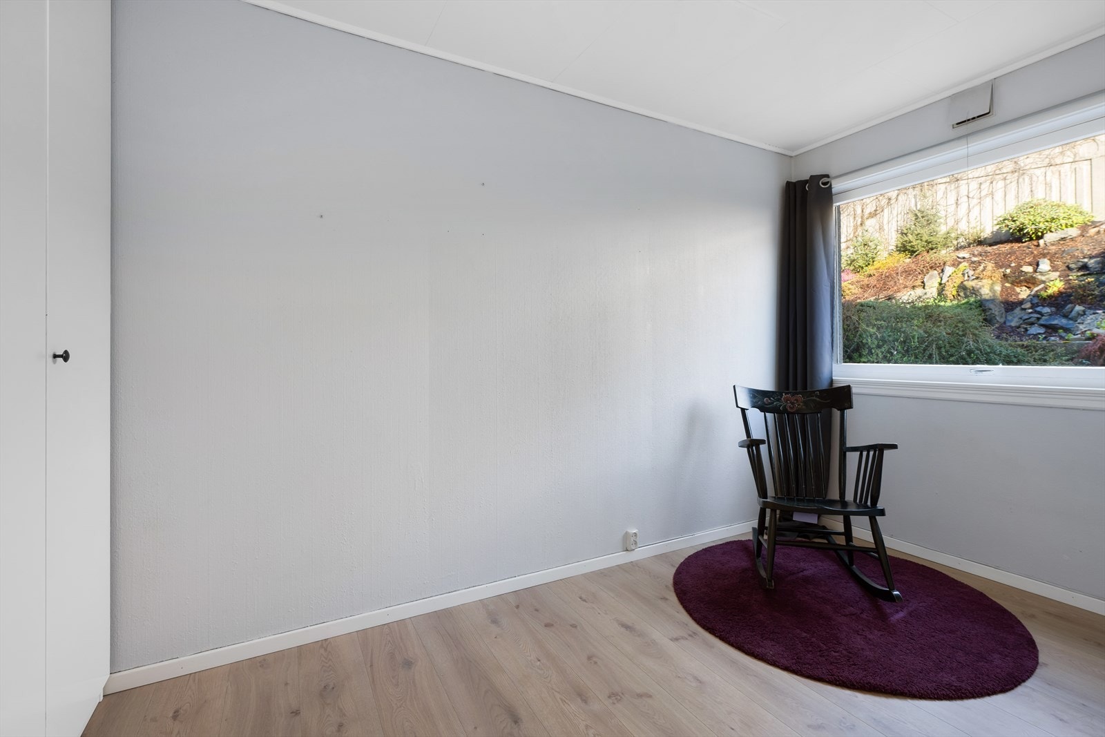 Soverom nr 2 med nyere gulv, lystmalte overflater og garderobe. Galleribilde