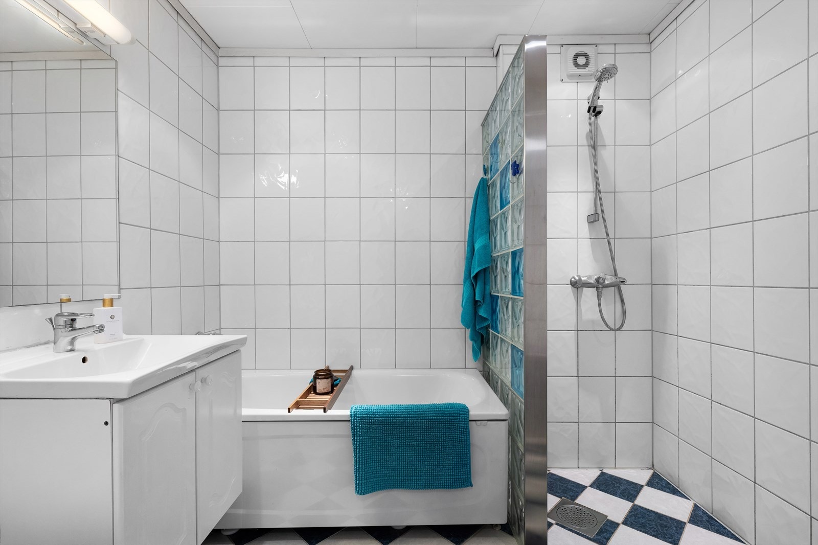 Helfliset bad med varme i gulv og tidløse fargevalg. Galleribilde