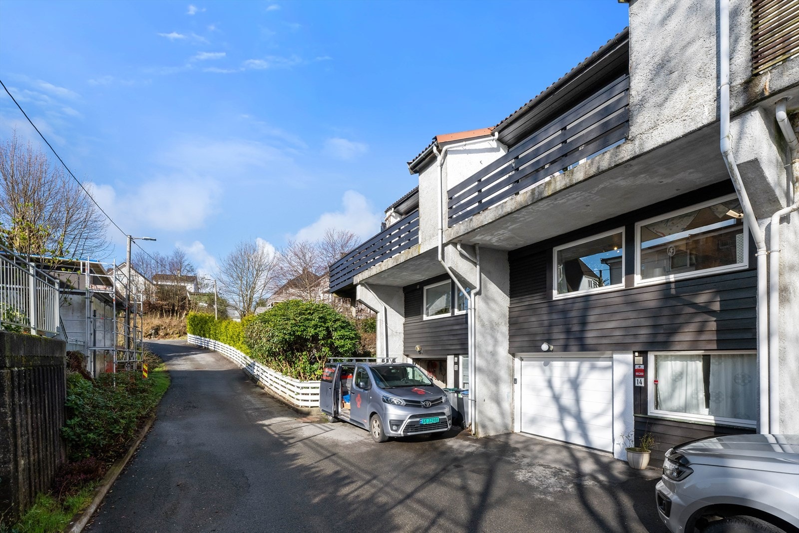 Fasaden mot veien. Her kan man parkere i garasjen og foran denne. Galleribilde