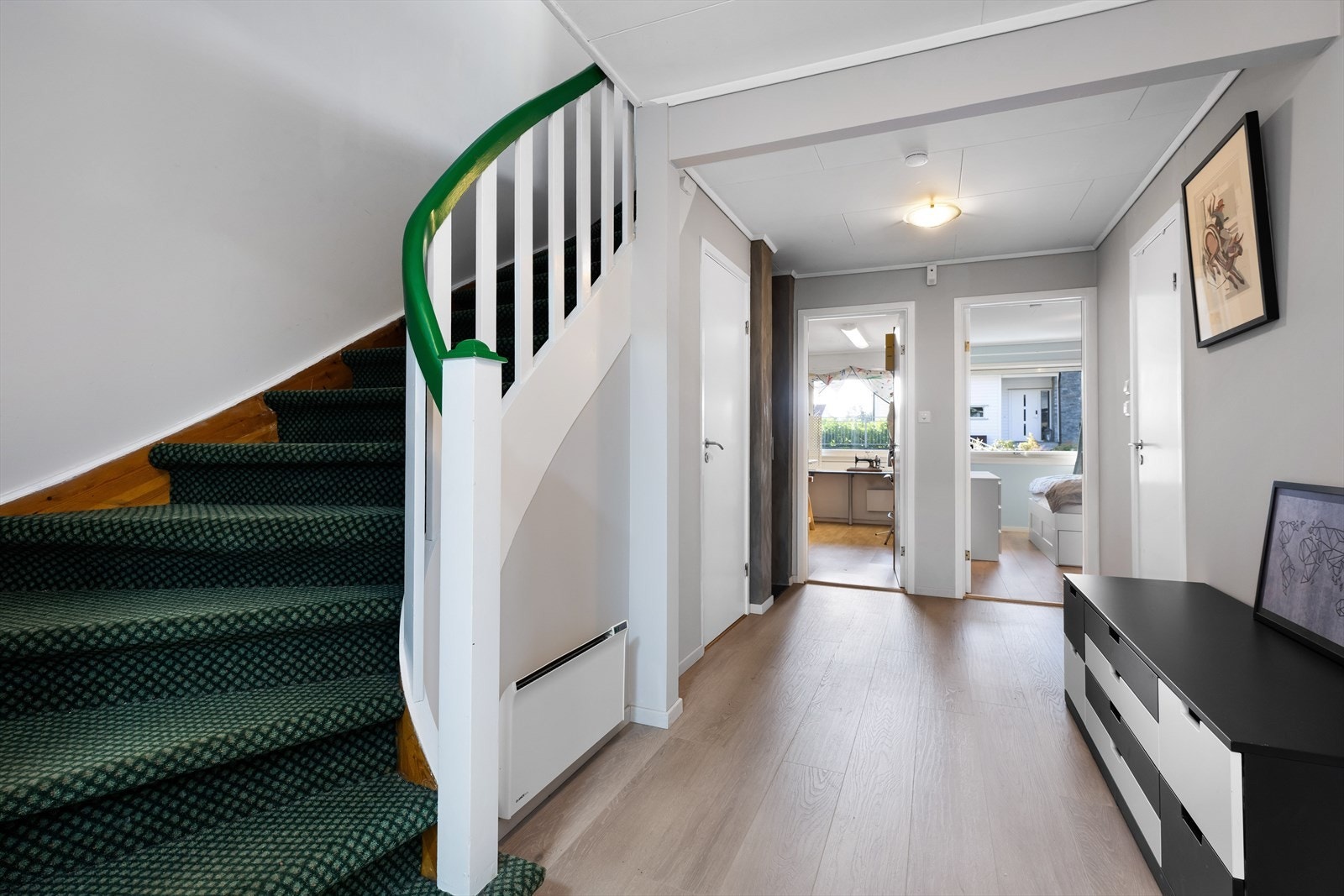 Vi tar turen ned til soveromsavdelingen. Her er det 3 soverom og et toalett. Galleribilde