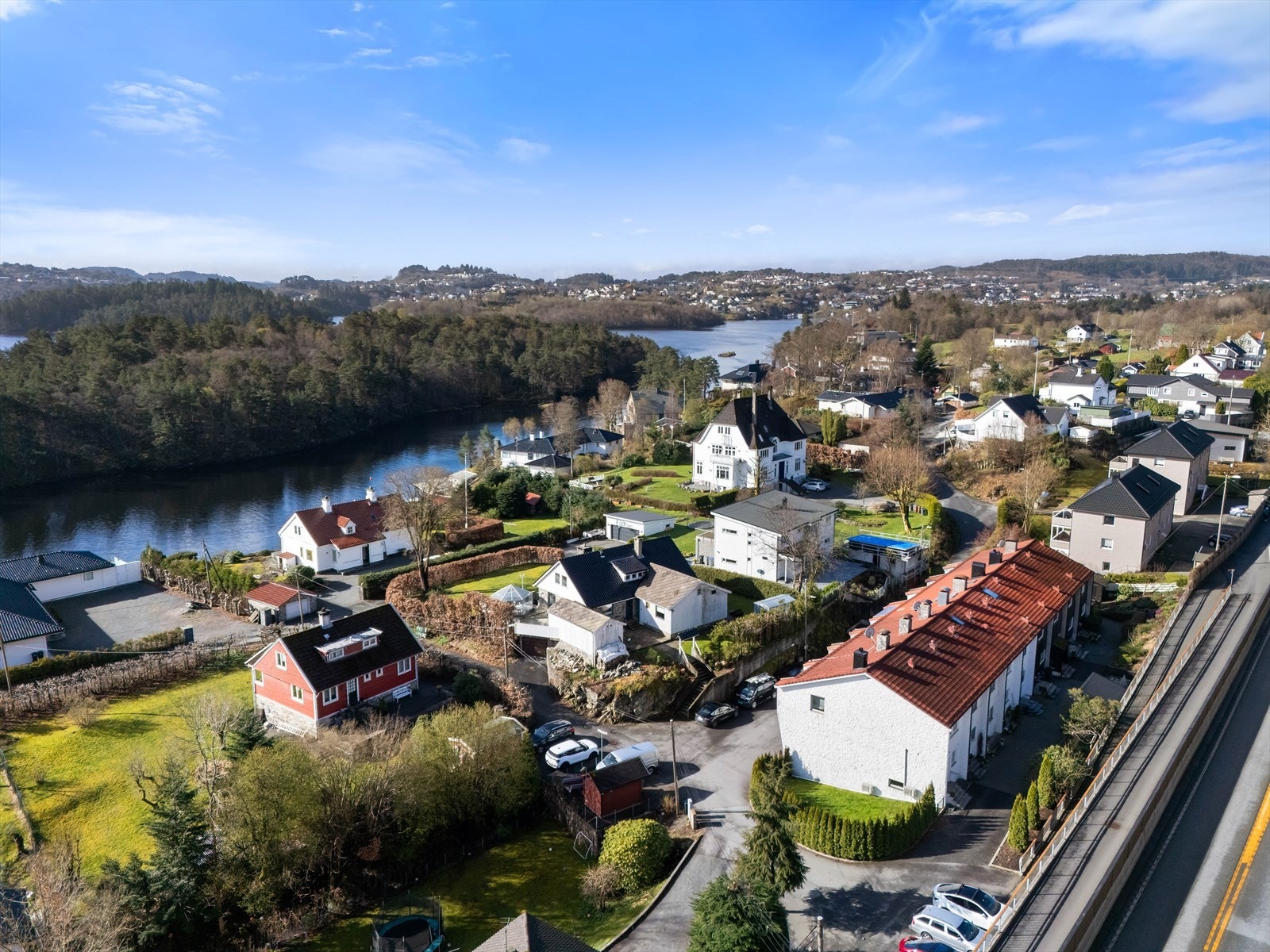 Fra stuen er det utgang til balkong med morgen og formiddagssol. Galleribilde
