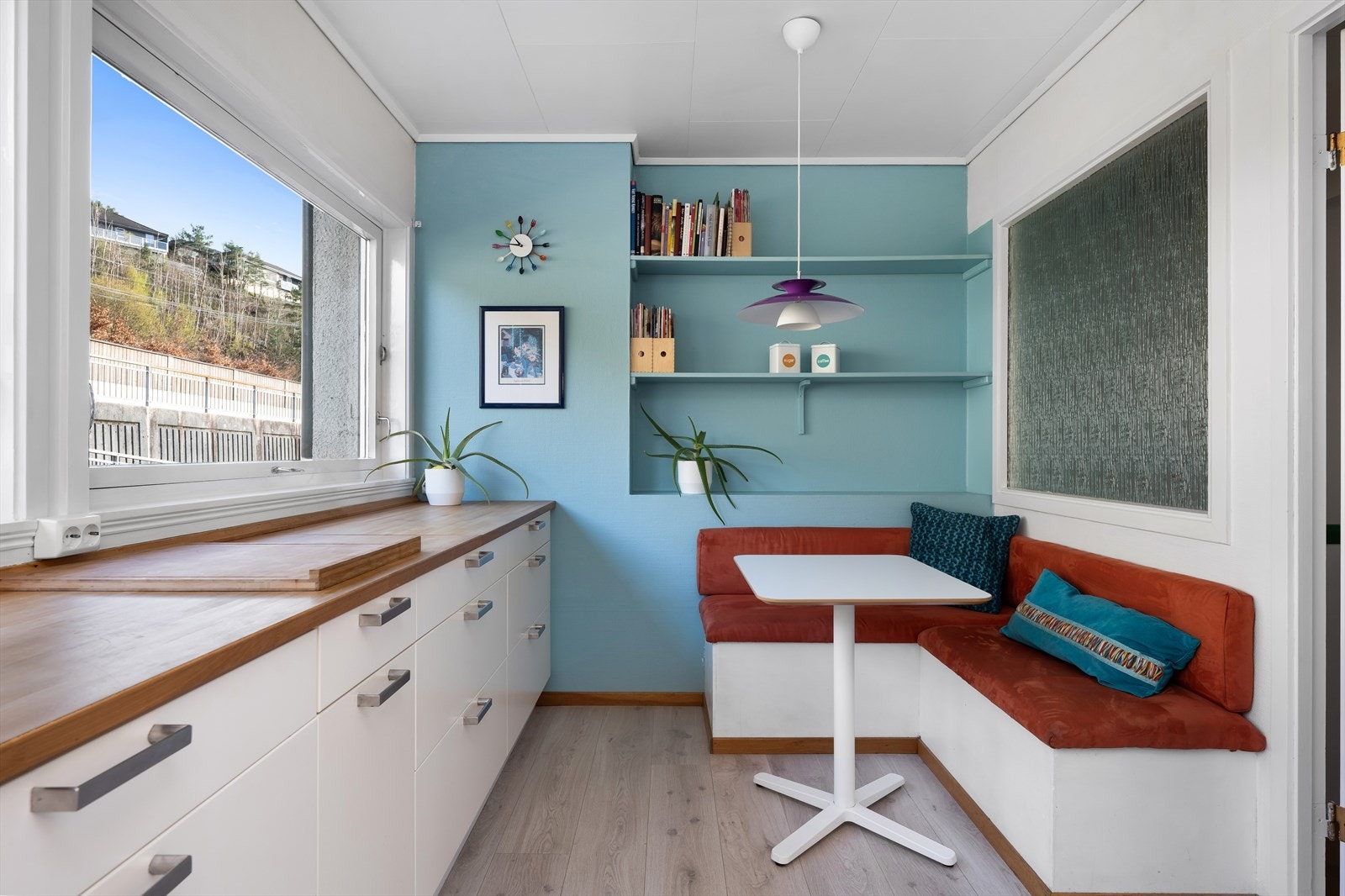 Det er laget til en sittegruppe i kroken. Flere av naboene har laget trapp opp til uinnredet loft som da kommer ned i dette området. Galleribilde