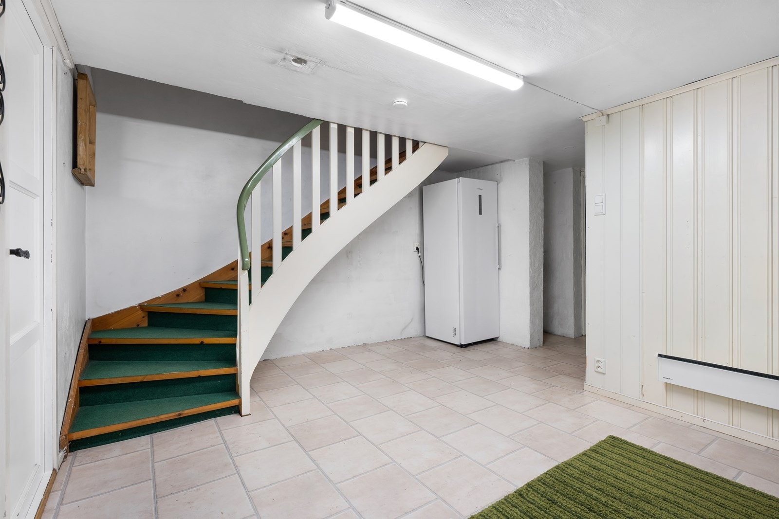 Nede i kjelleren finner vi et stort uinnredet rom, vaskerom, garasje og et hobbyrom. Galleribilde