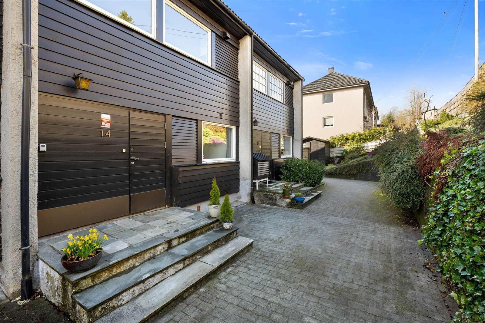 Trivelig inngangsparti, om man ikke benytter garasjen i kjelleren. Galleribilde