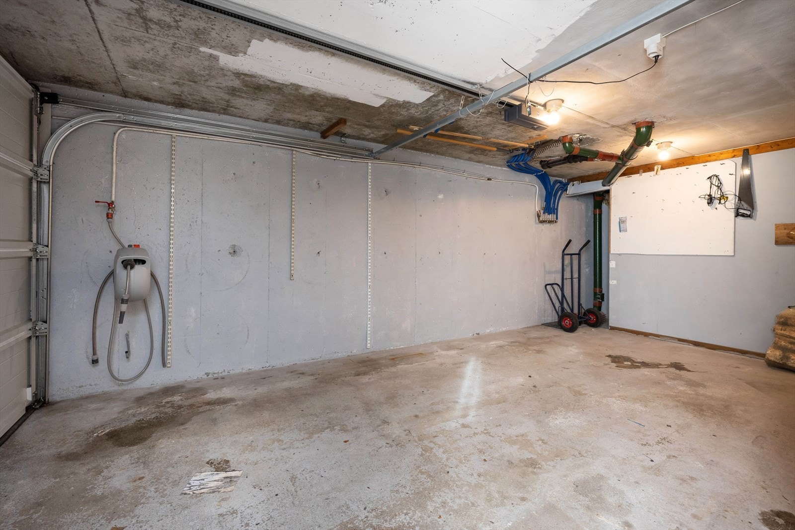 Integrert garasje med strøm. Galleribilde