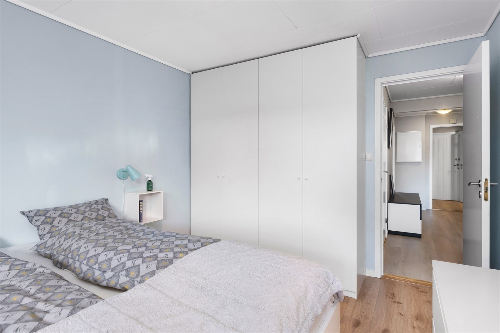 Rommet er malt i fine svale farger. Galleribilde