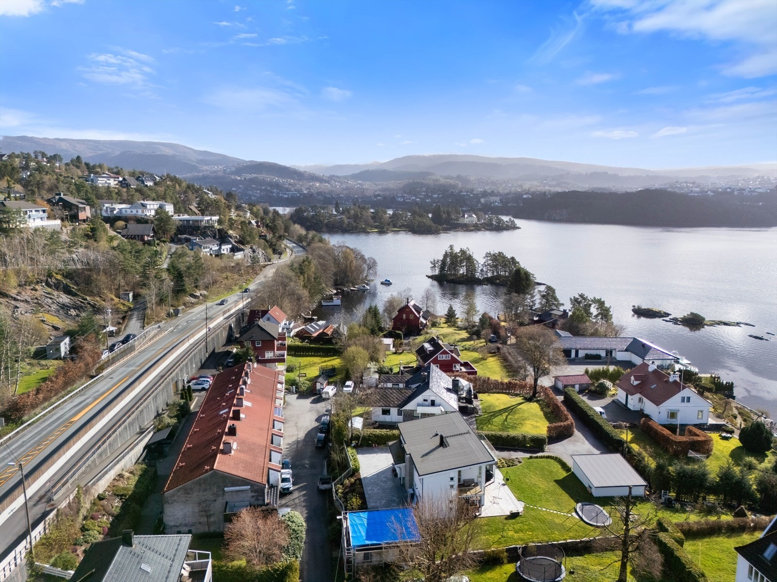 Rekkehuset har en fin beliggenhet i Rogges vei, med kort vei til skolen, Kyrkjetangen og flere butikker. Galleribilde