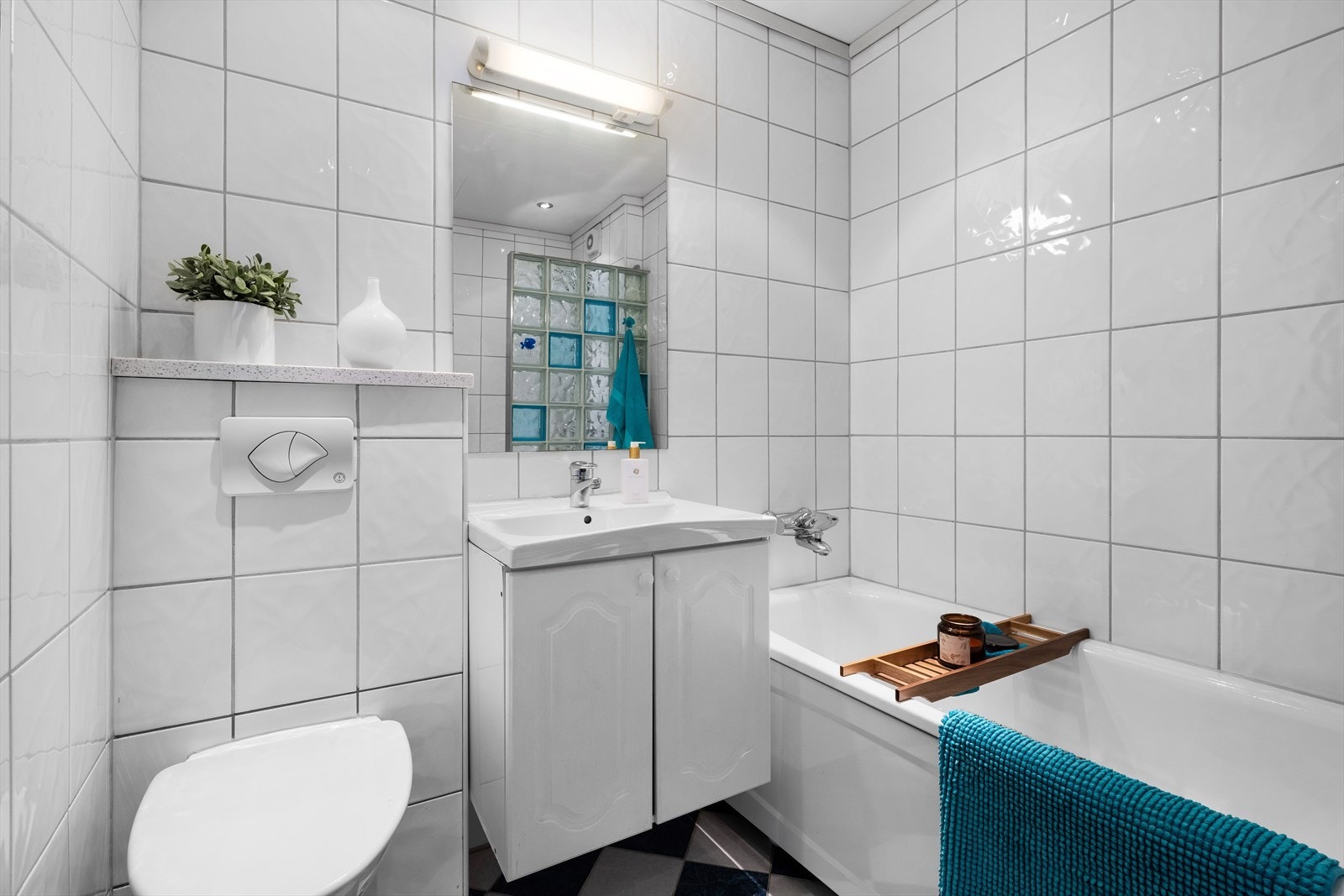 Inneholder dusj, badekar, vegghengt toalett og servant m/ skap. Galleribilde