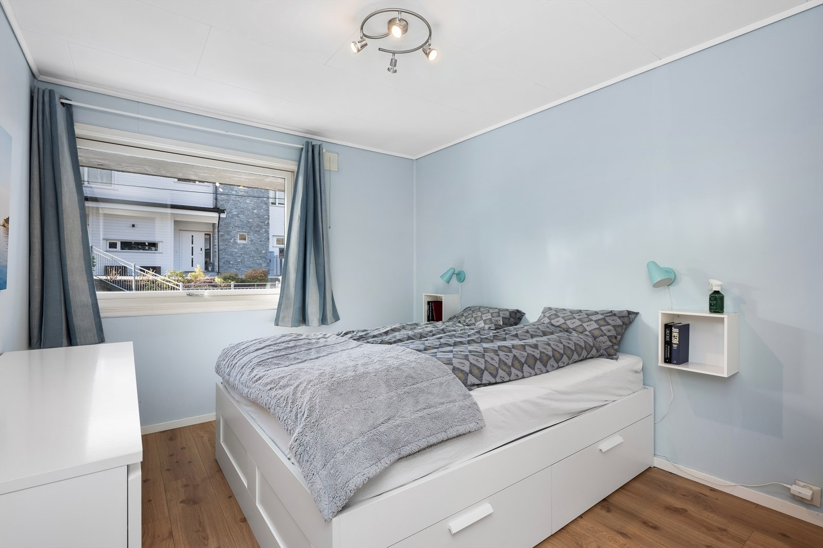 Hovedsoverommet har god plass til dobbeltseng og garderobe. Galleribilde