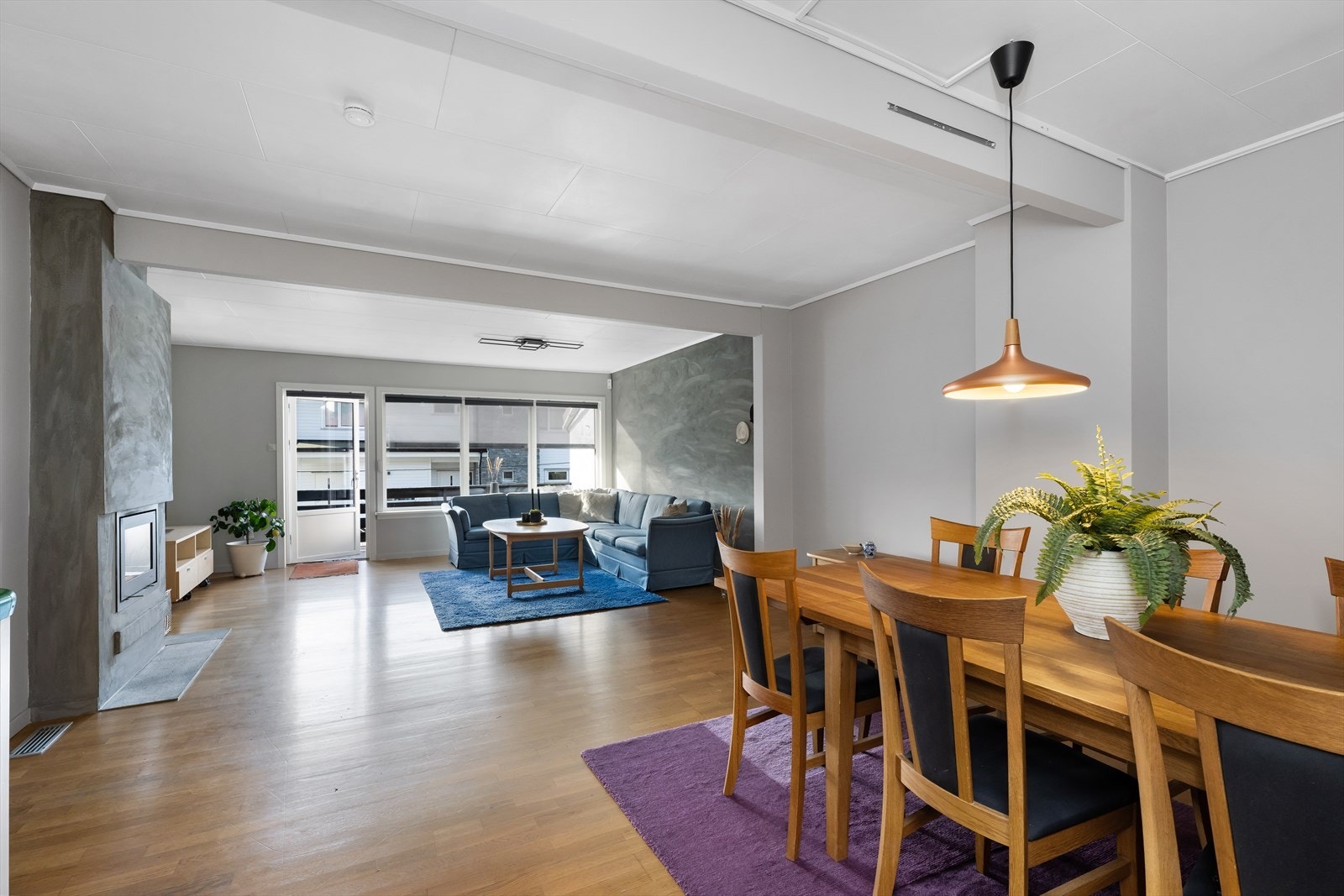 Det er laget en egen luftespalte mellom etasjene borte ved peisen. Galleribilde