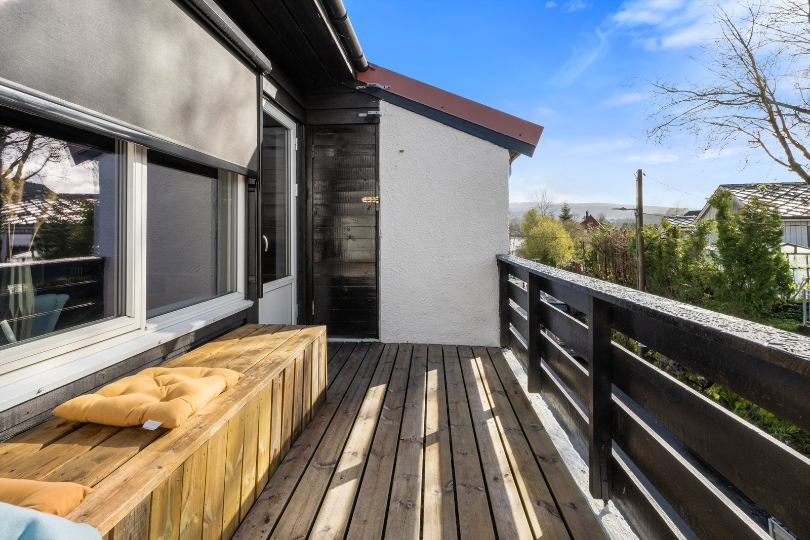 Solskjerming på stuevinduene. Galleribilde