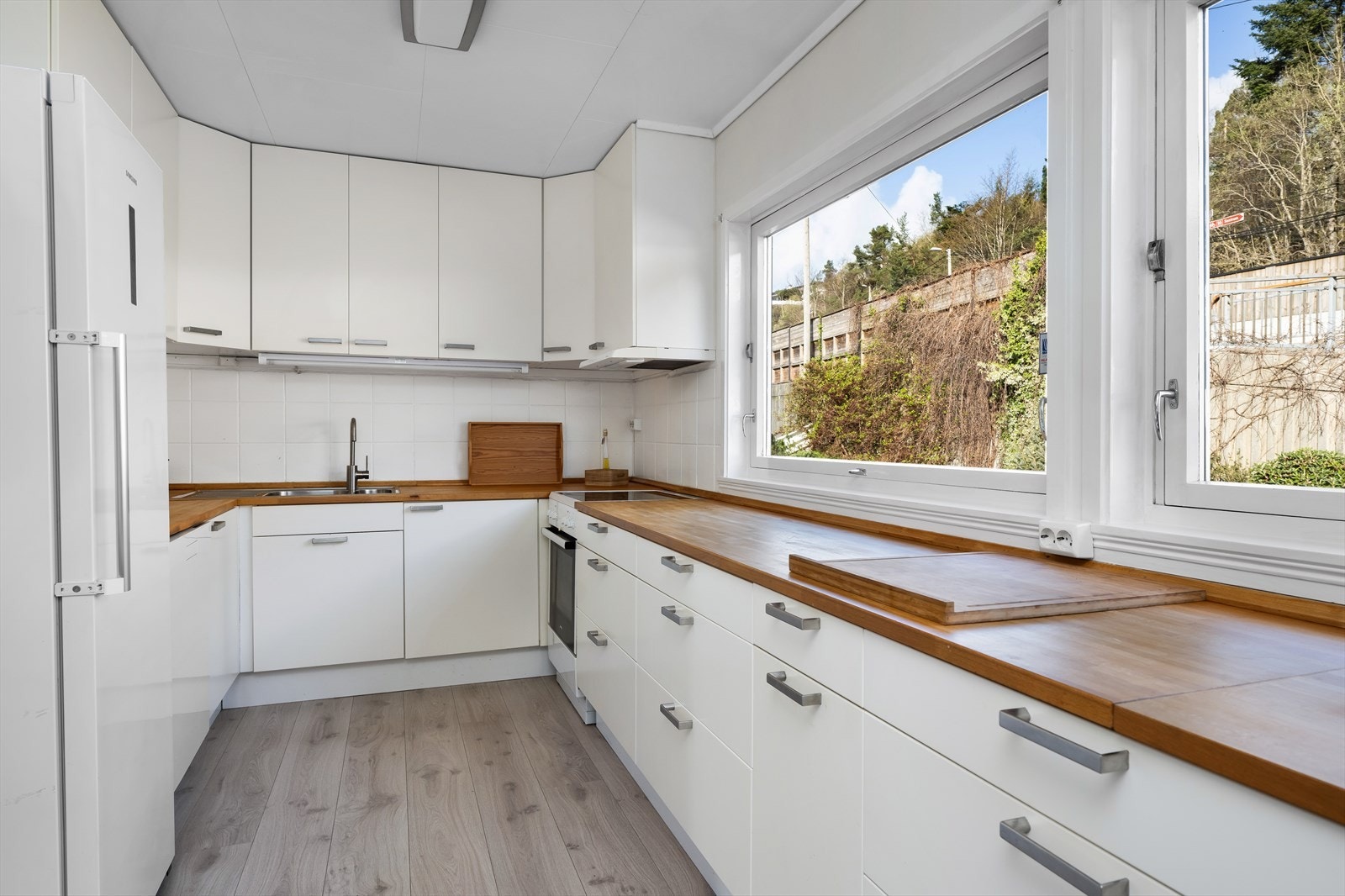 Her er det godt med skap- og benkeplass, perfekt for familien. Galleribilde