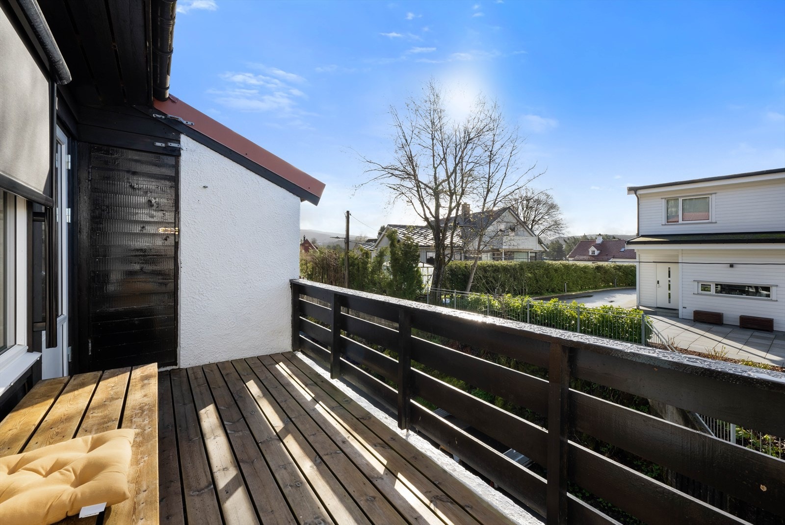 Balkong med morgen- og formiddagssol. Galleribilde