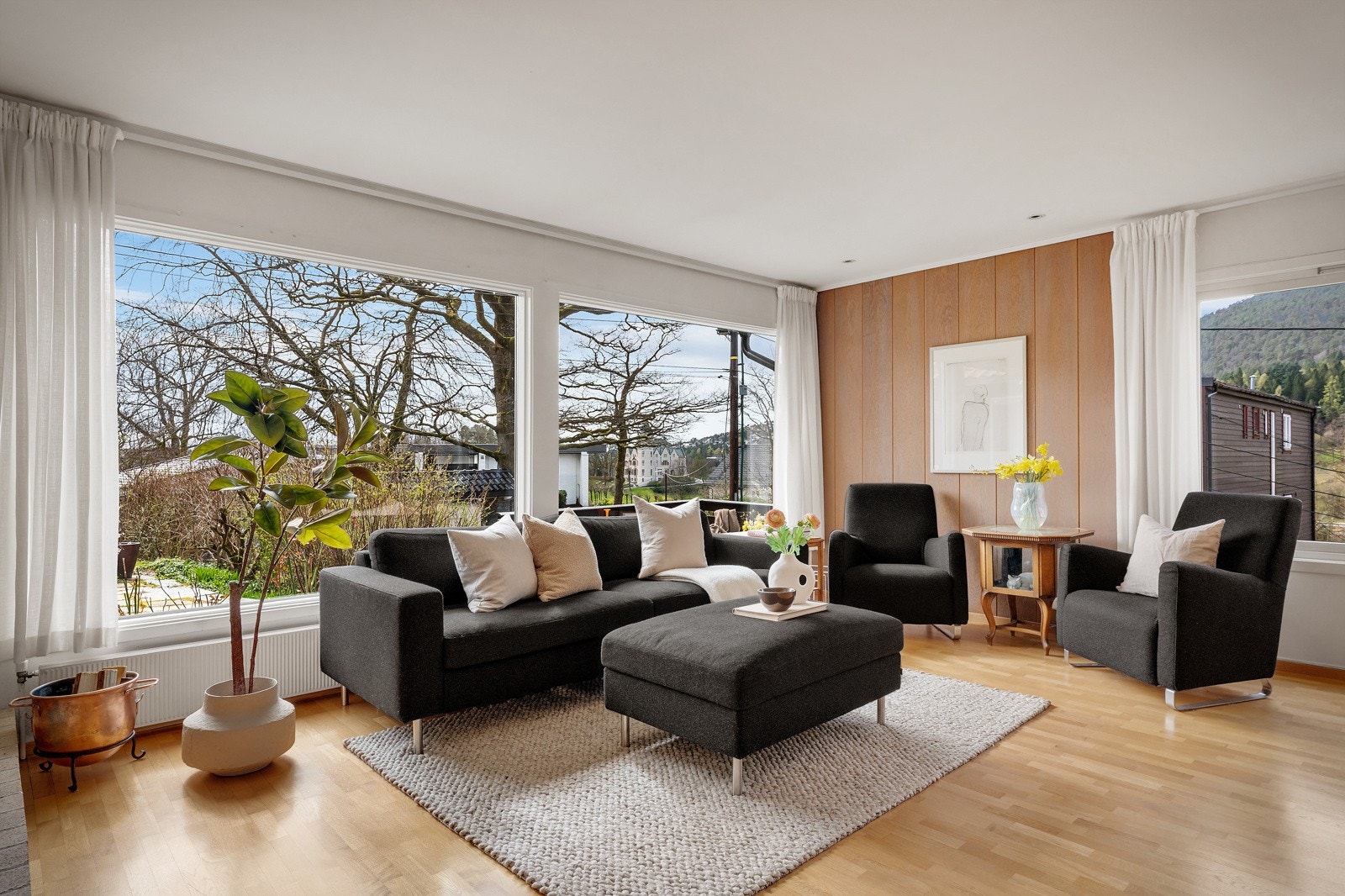 Store vinduer både mot sør og vest gir et usedvanlig godt lysinnfall inn i stuen. Galleribilde