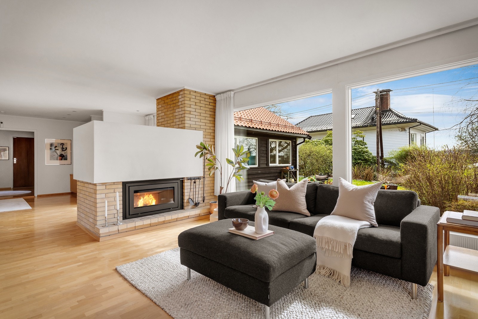 Stue og TV-stue er på til sammen 60 kvm, og den monumentale peisen fungerer godt som romdeler mellom sonene. Galleribilde