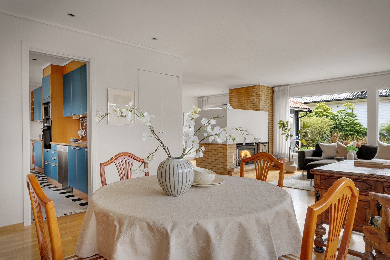 Fra spisestuen inn mot kjøkkenet. Galleribilde