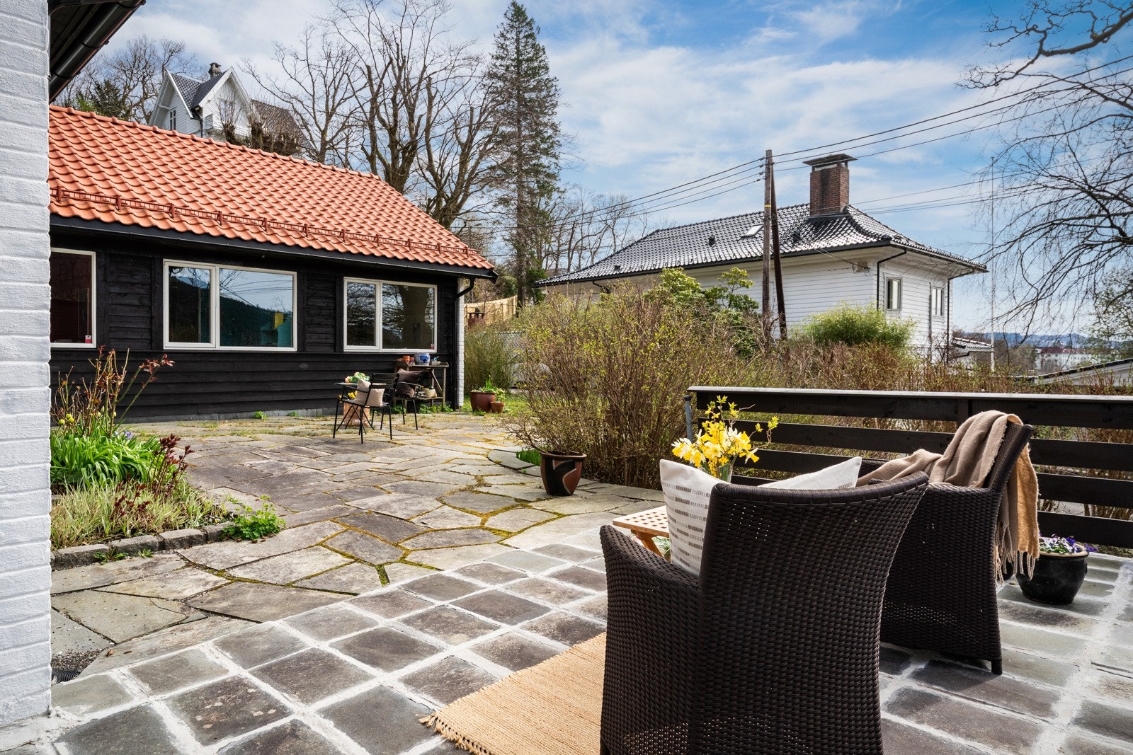 Terrasse og hage. Galleribilde