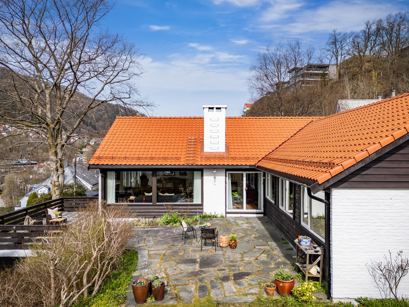 Solrik syd- og vestvendt beliggenhet. Galleribilde