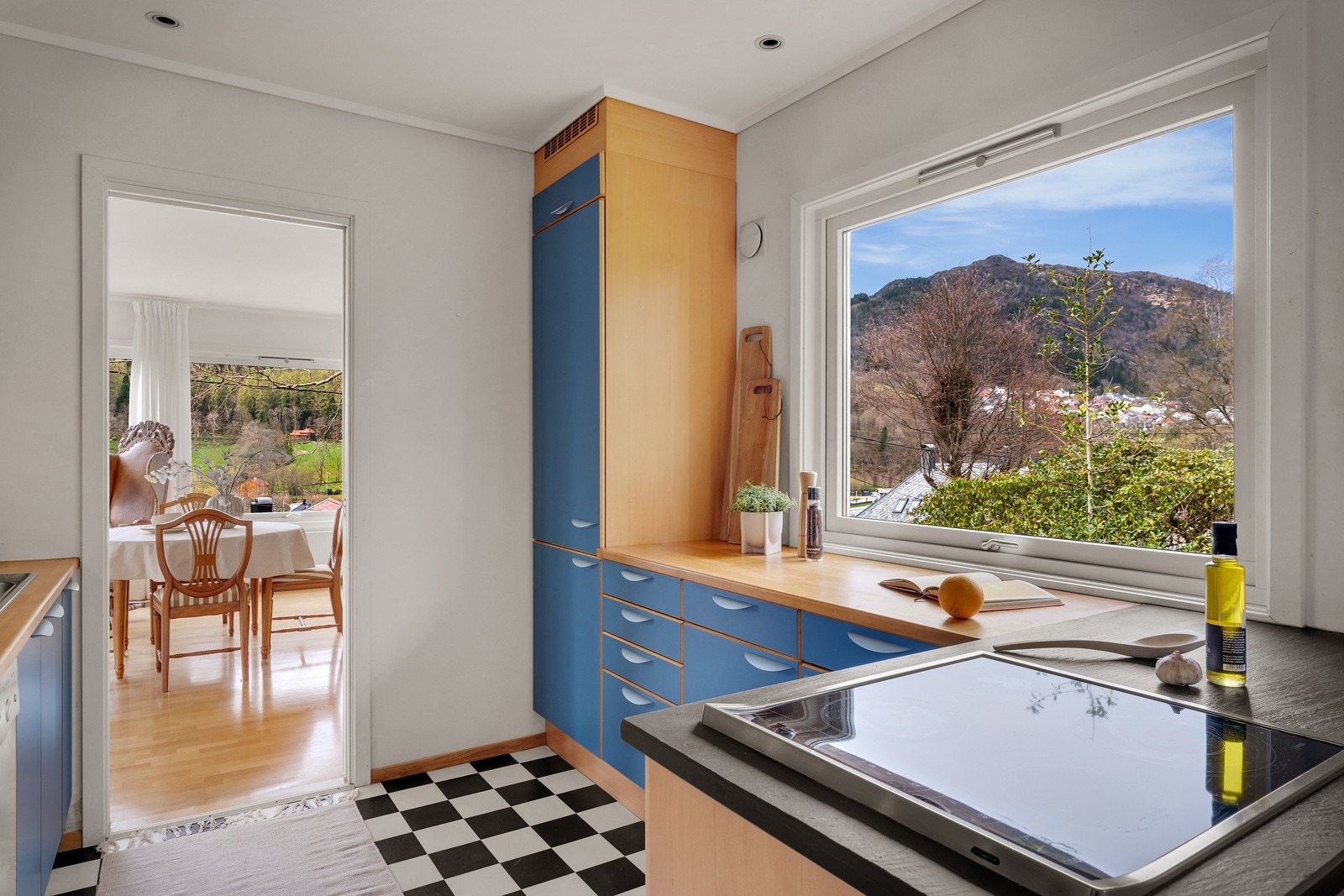 Kjøkkenets opprinnelige planløsning er beholdt, men med en moderne innredning. Galleribilde