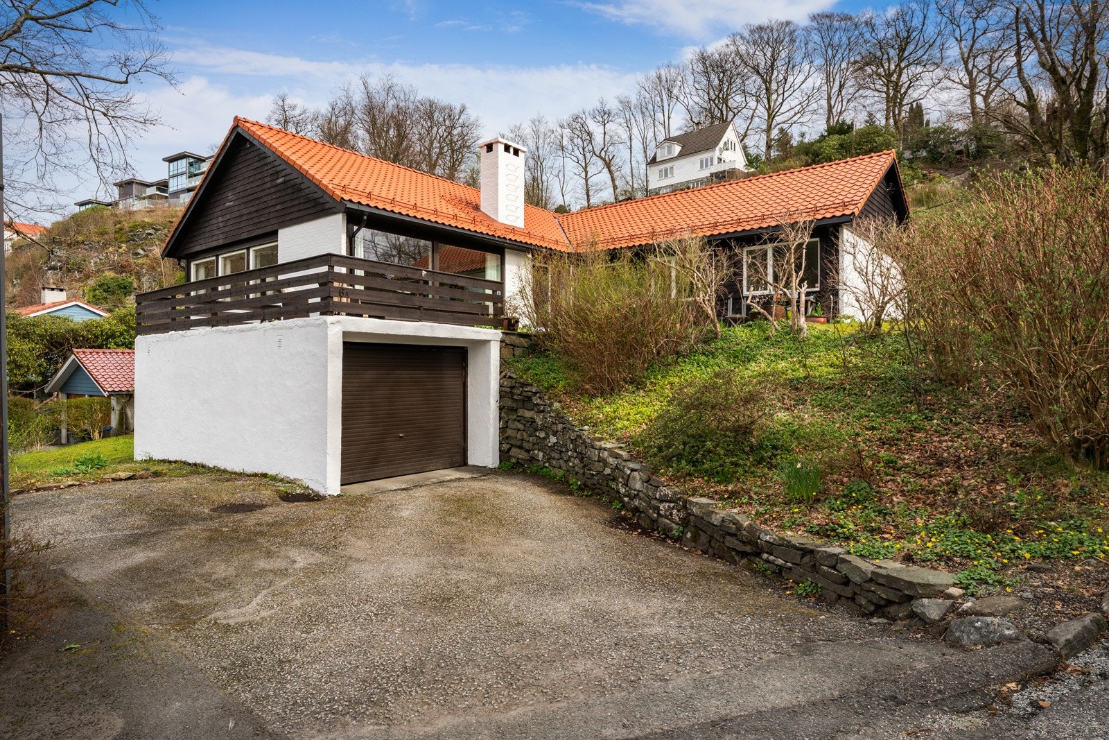 Integrert garasje på 18 kvm, med inngang direkte inn i huset. Galleribilde