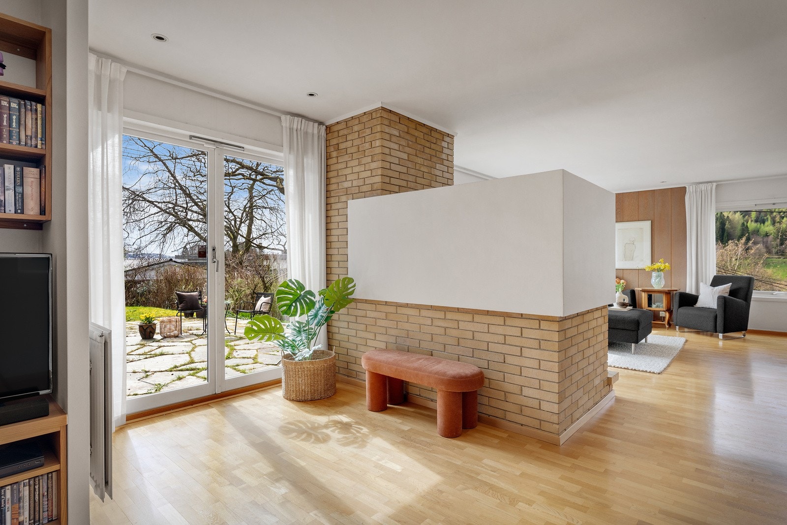 Tilbake i stuen og TV-stuen, med utgang til hagen. Galleribilde