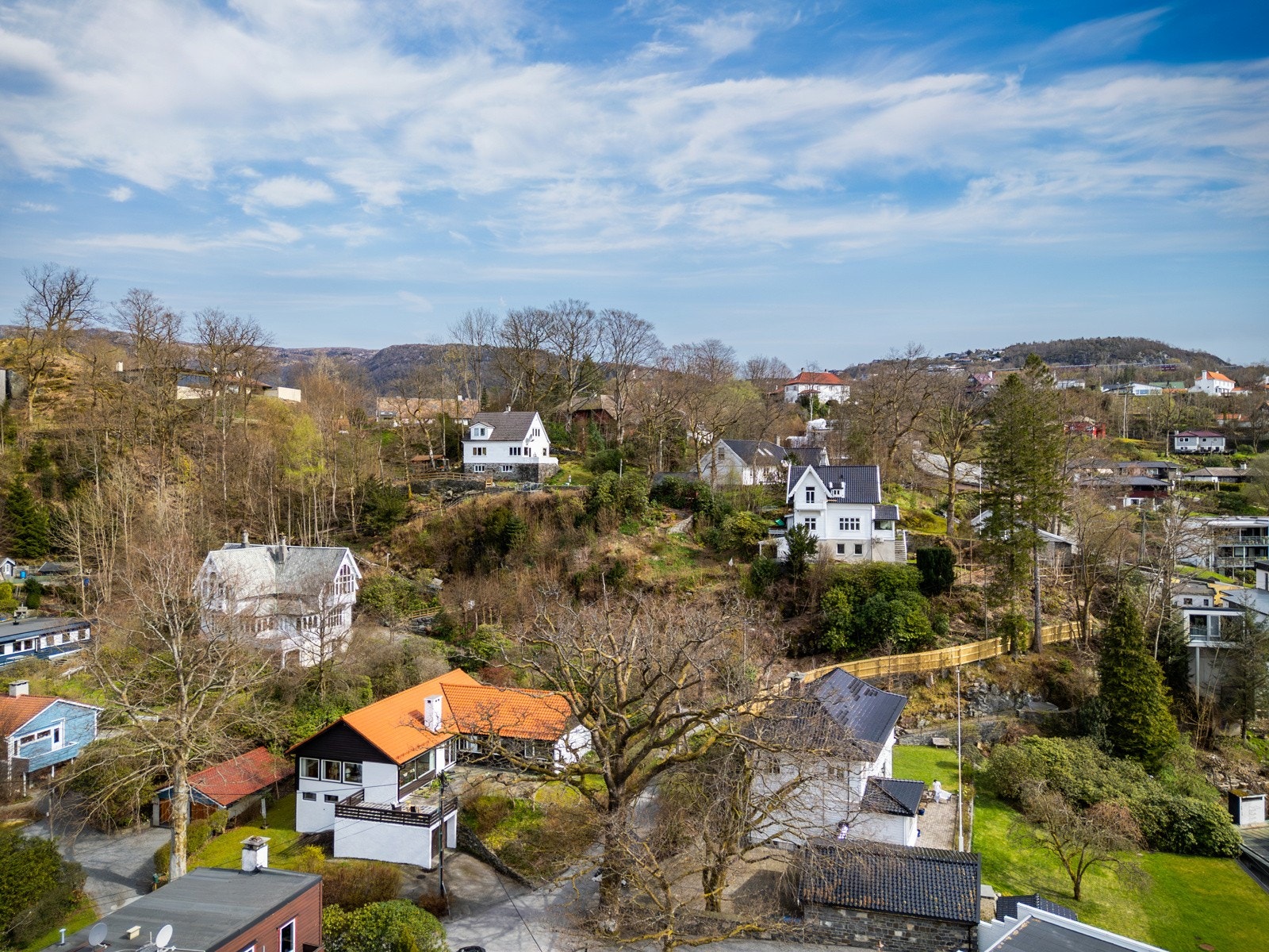 Over haugen bak huset ligger Storetveitmarken og Storetveit skole. Galleribilde