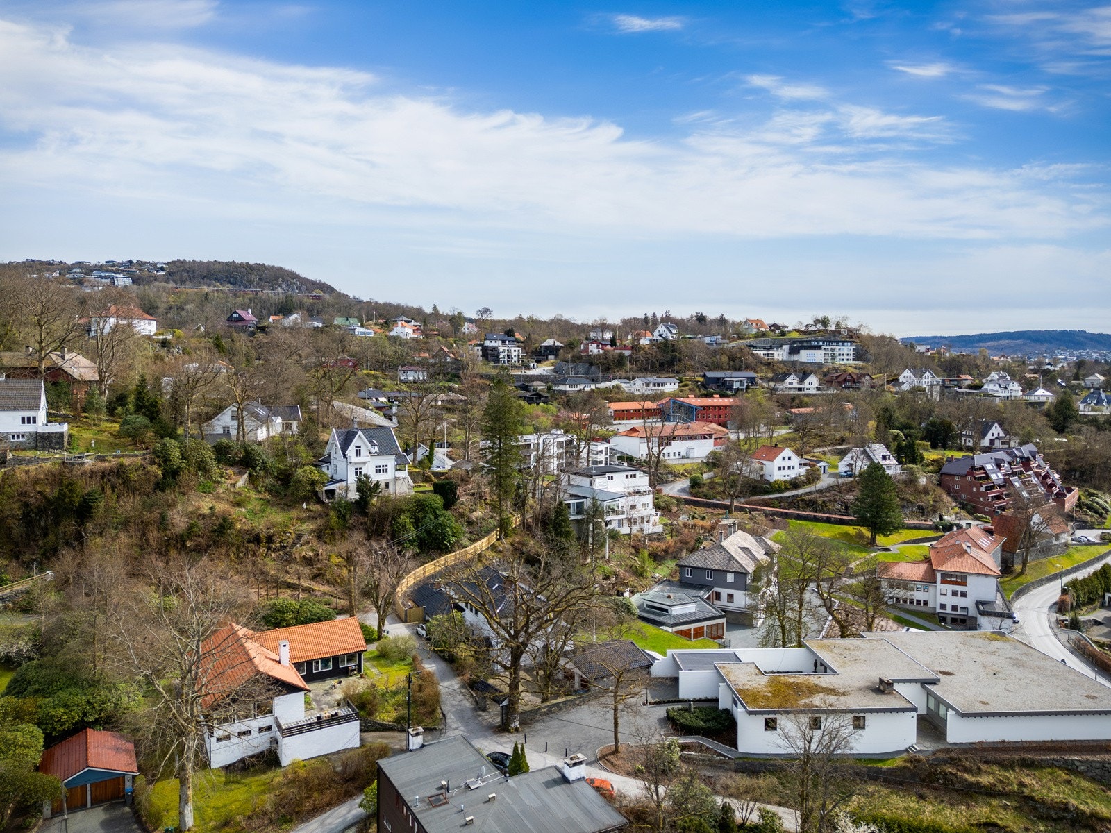 Rett ned bakken er det svært hyppige bussforbindelser til Sentrum (knapt 10 minutter). Steinerskolen ligger i nabolaget. Galleribilde