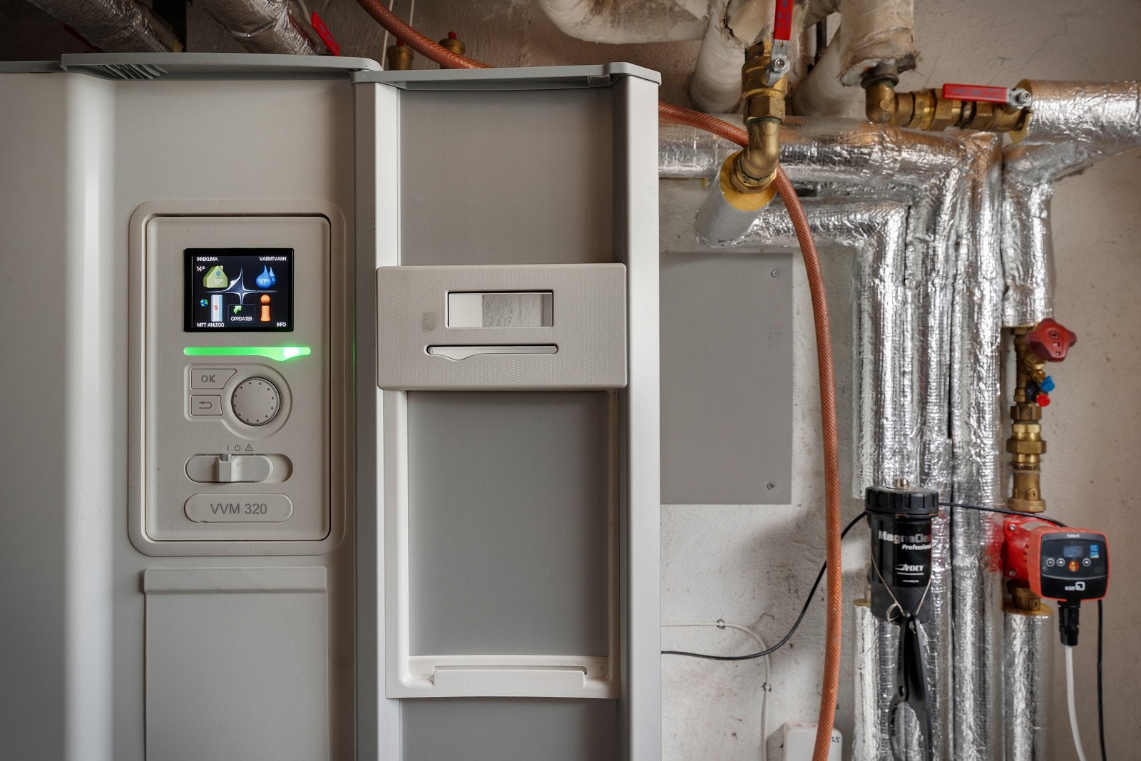 Nibe VVM320 varmesentral med luft til vann varmepumpe. Denne varmer opp alt varmtvann, både til oppvarming av huset via vannbåren varme og til forbruk av varmtvann til dusjing, etc. Galleribilde