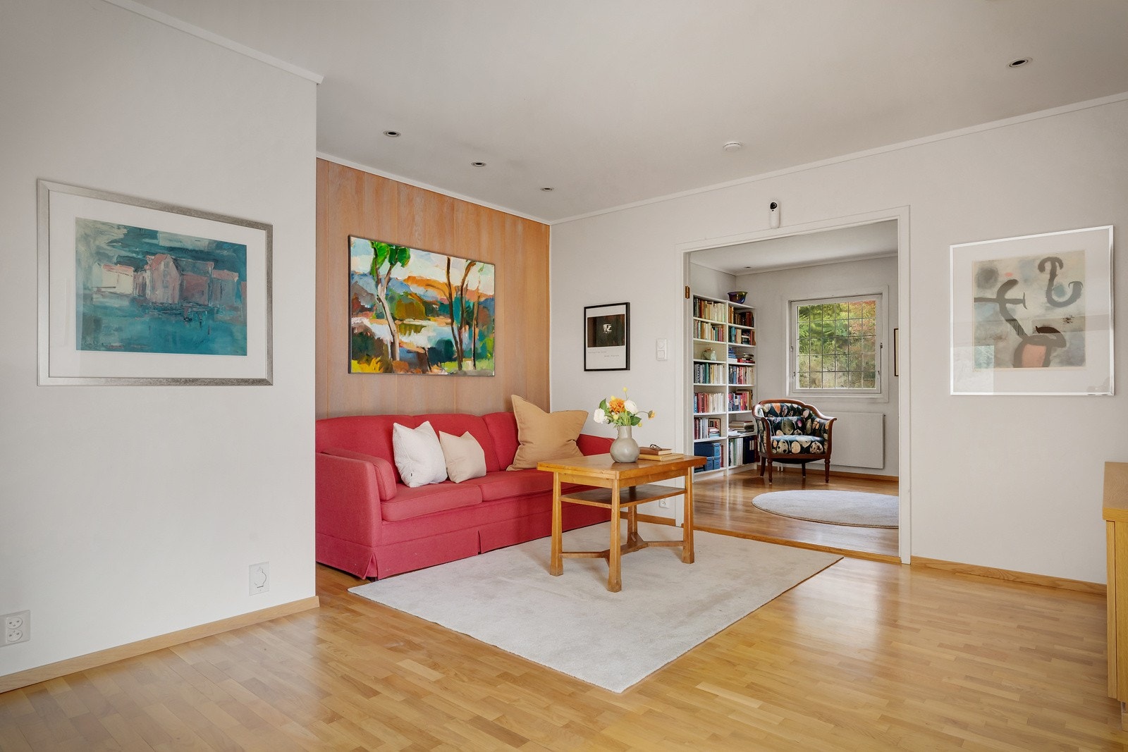 Fra TV-stuen ut mot hallen. Galleribilde