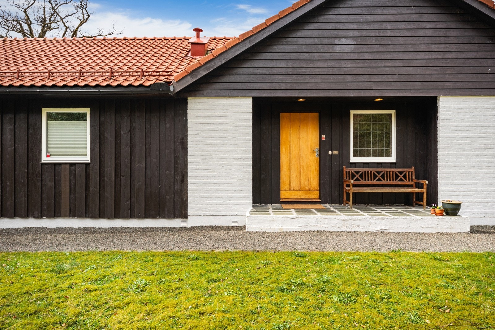 Overbygd inngangsparti også til hovedinngangen. Galleribilde