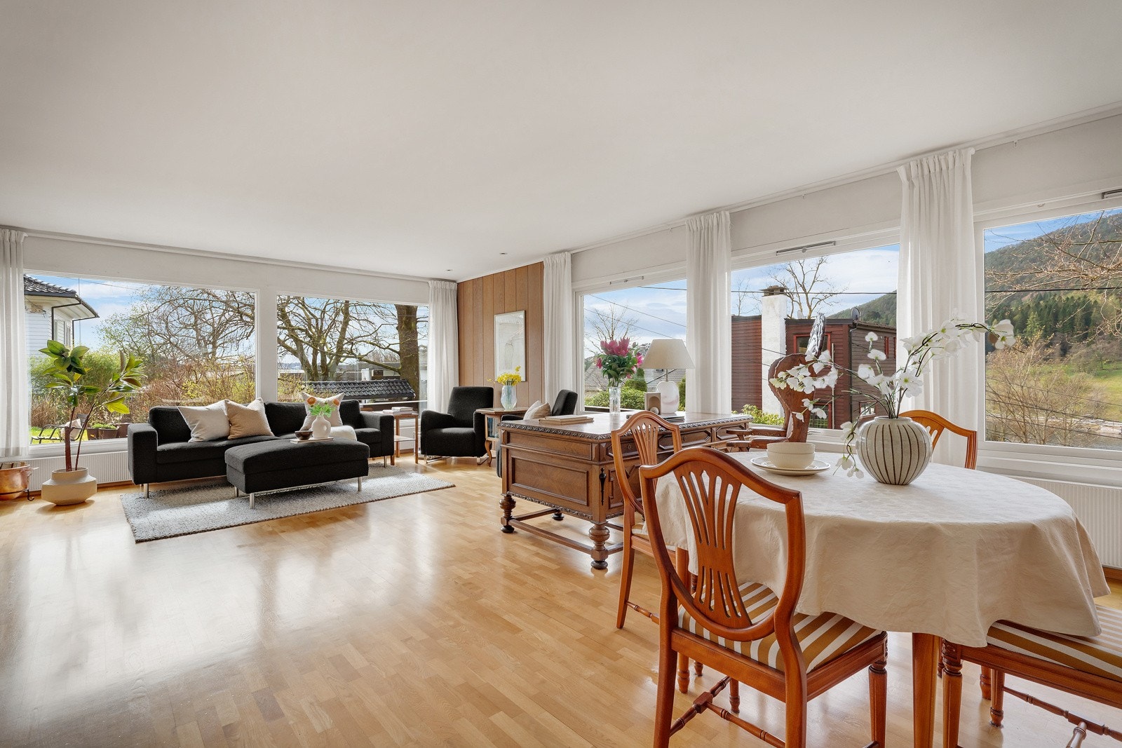 Med store vinduer i flere himmelretninger får du naturen inn i stuen hele året. Galleribilde