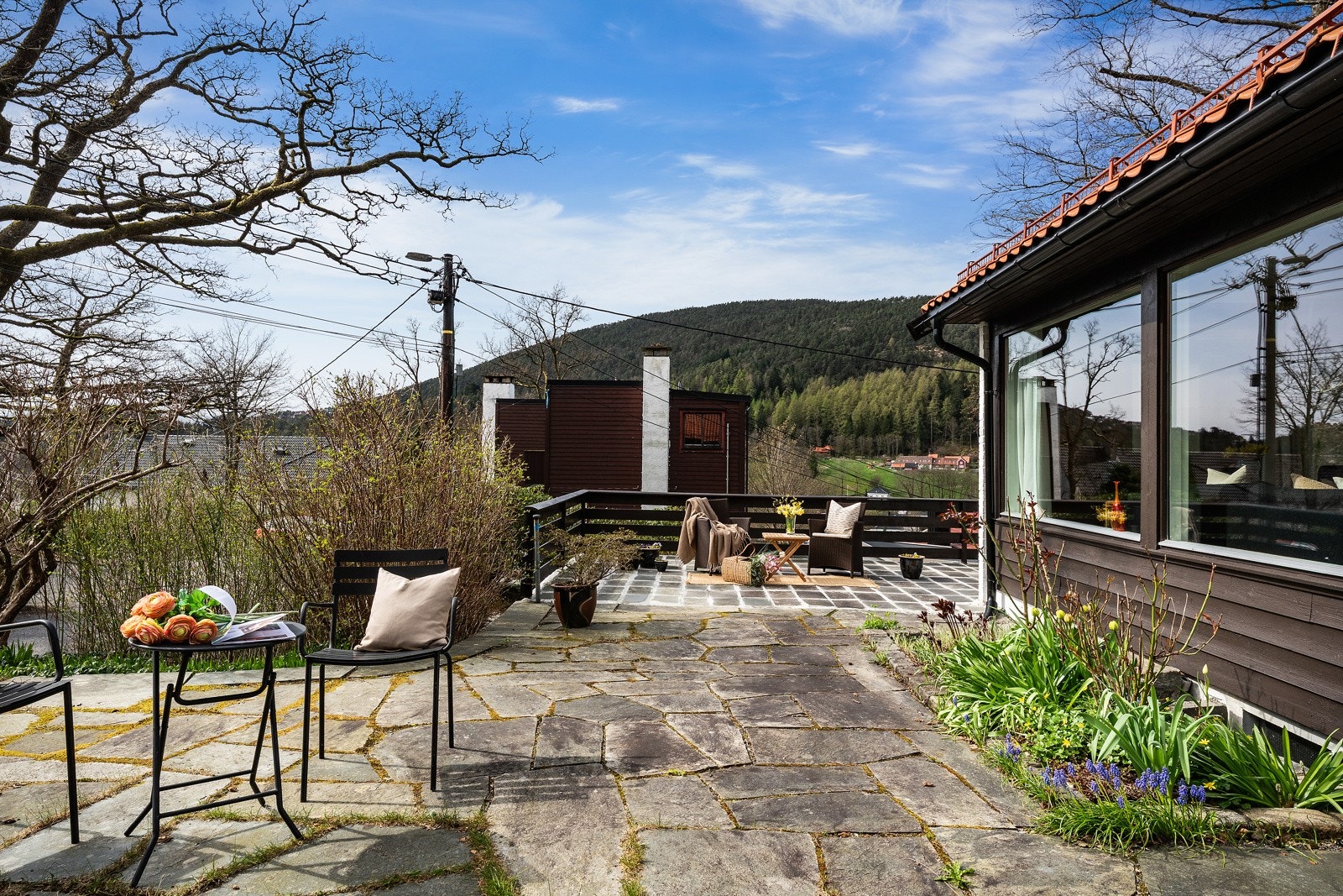 Stor og fin terrasse med utgang fra stuen. Galleribilde